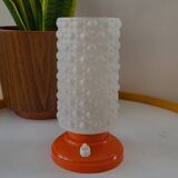 Vintage tafellamp met oranje kunststof voet en glazen kapje uit de jaren 60