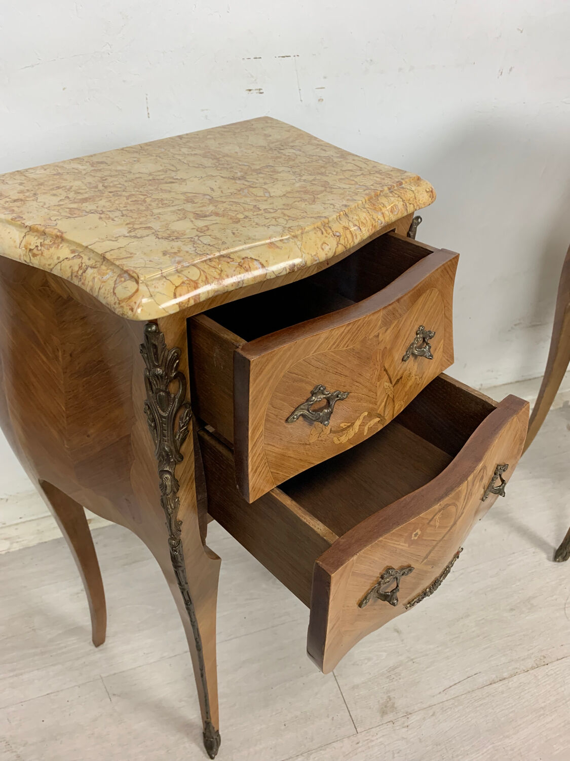 Paire de chevets marqueté