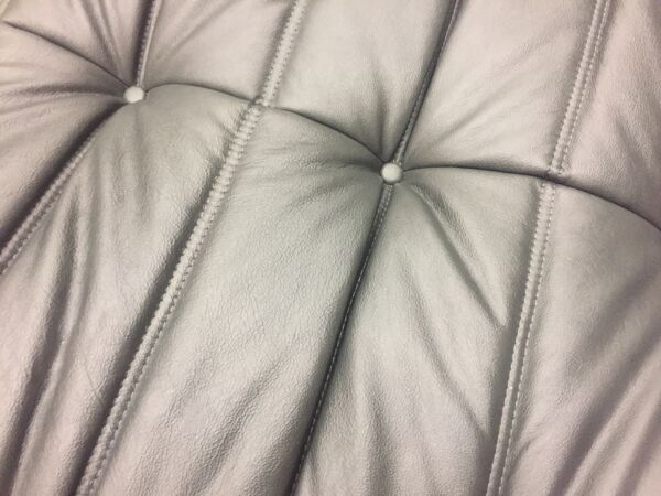 Chauffeuse d'angle ''Togo'' en cuir gris modèle dessiné par Michel Ducaroy 1973