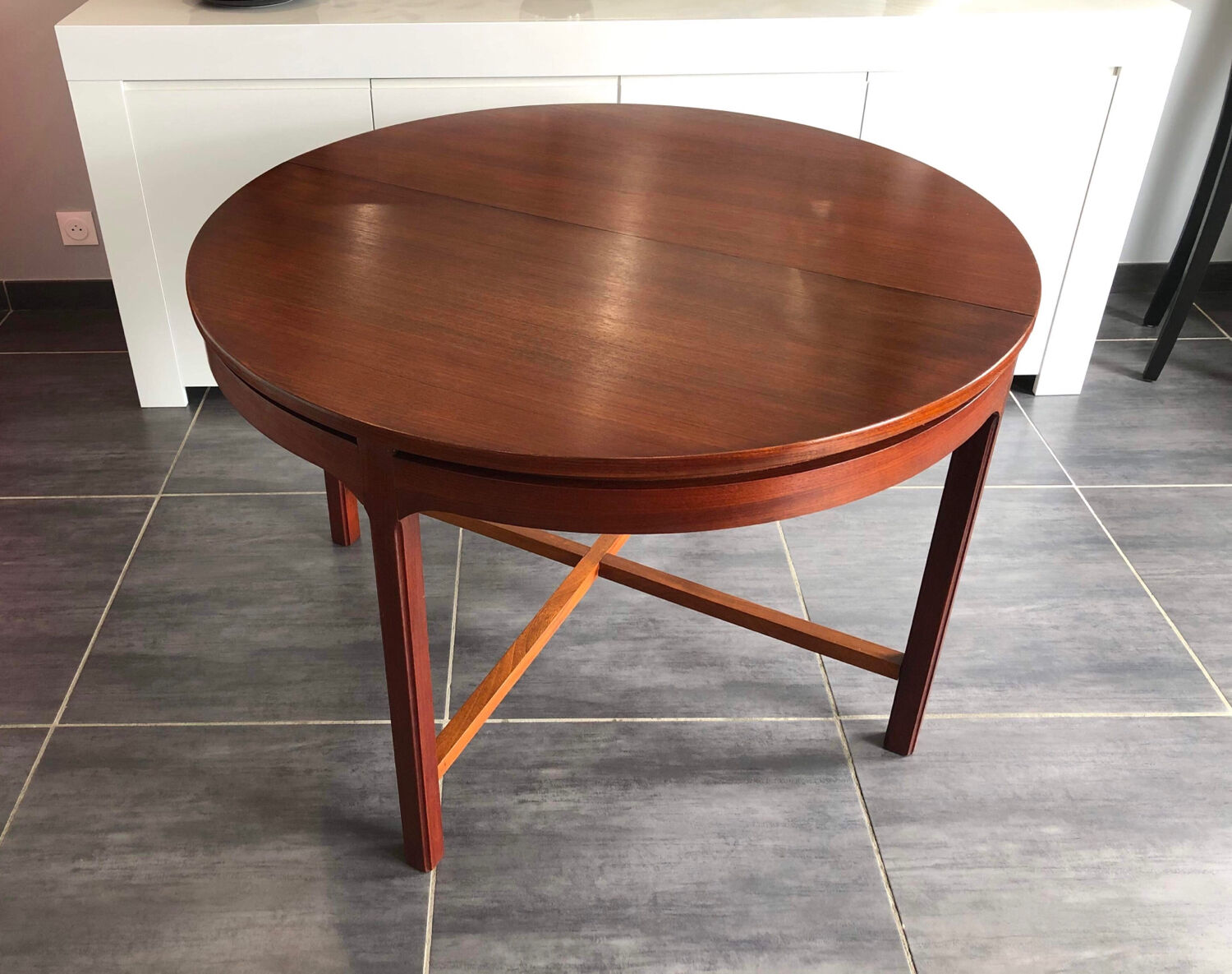Scandinavian extendable round table 1970s