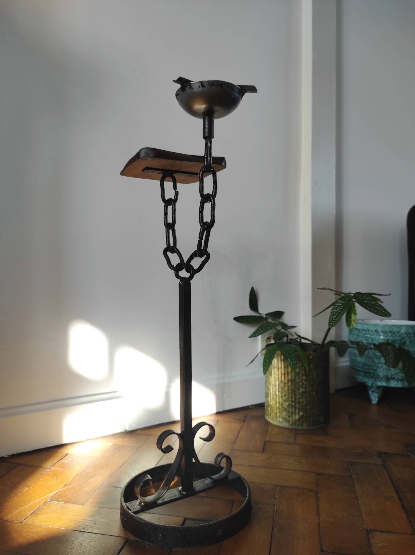 Meuble d'appoint, cendrier brutaliste en fer forgé et bois