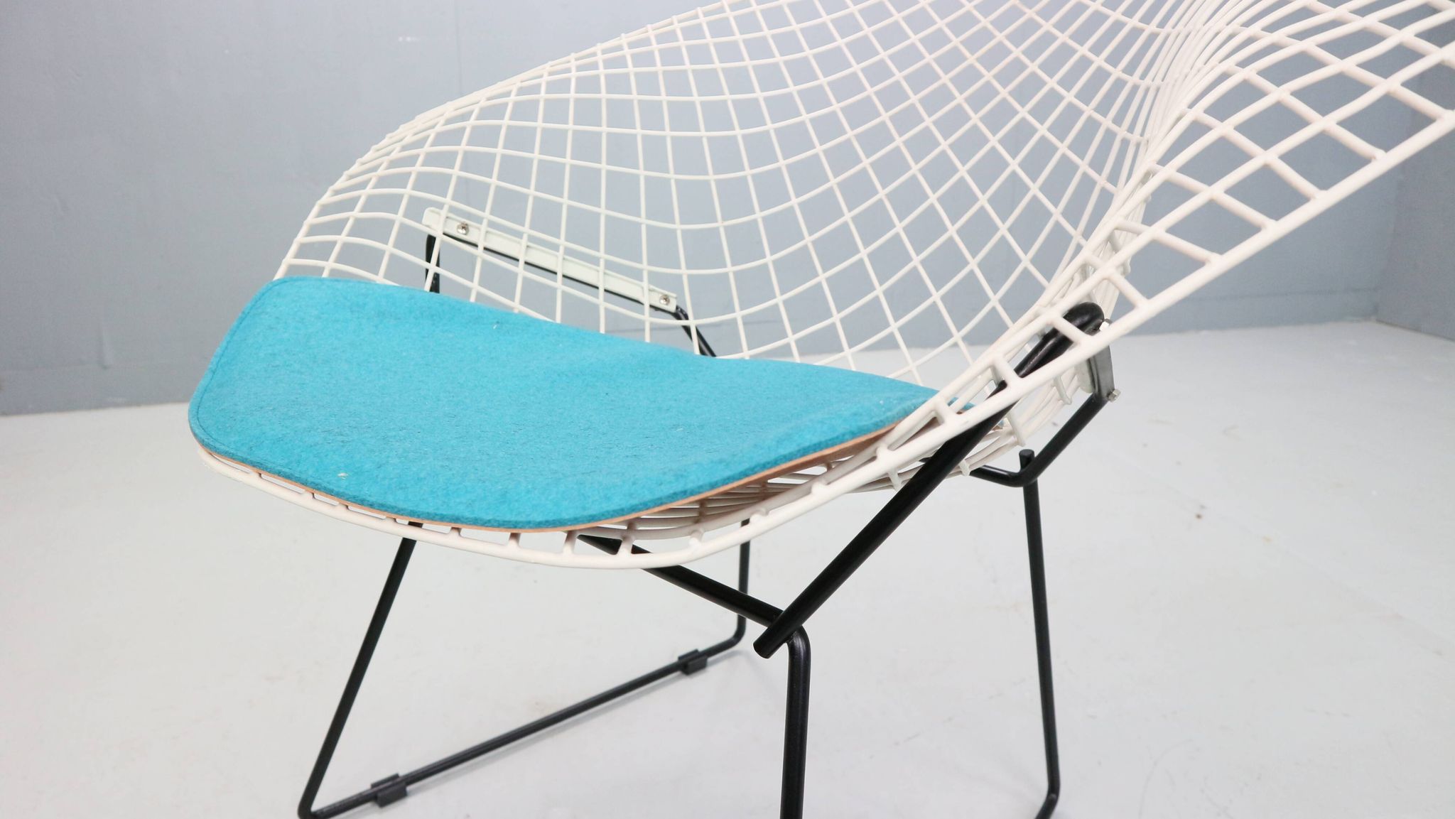 Diamond chair by Harry Bertoia in white & black metal and new blue seating