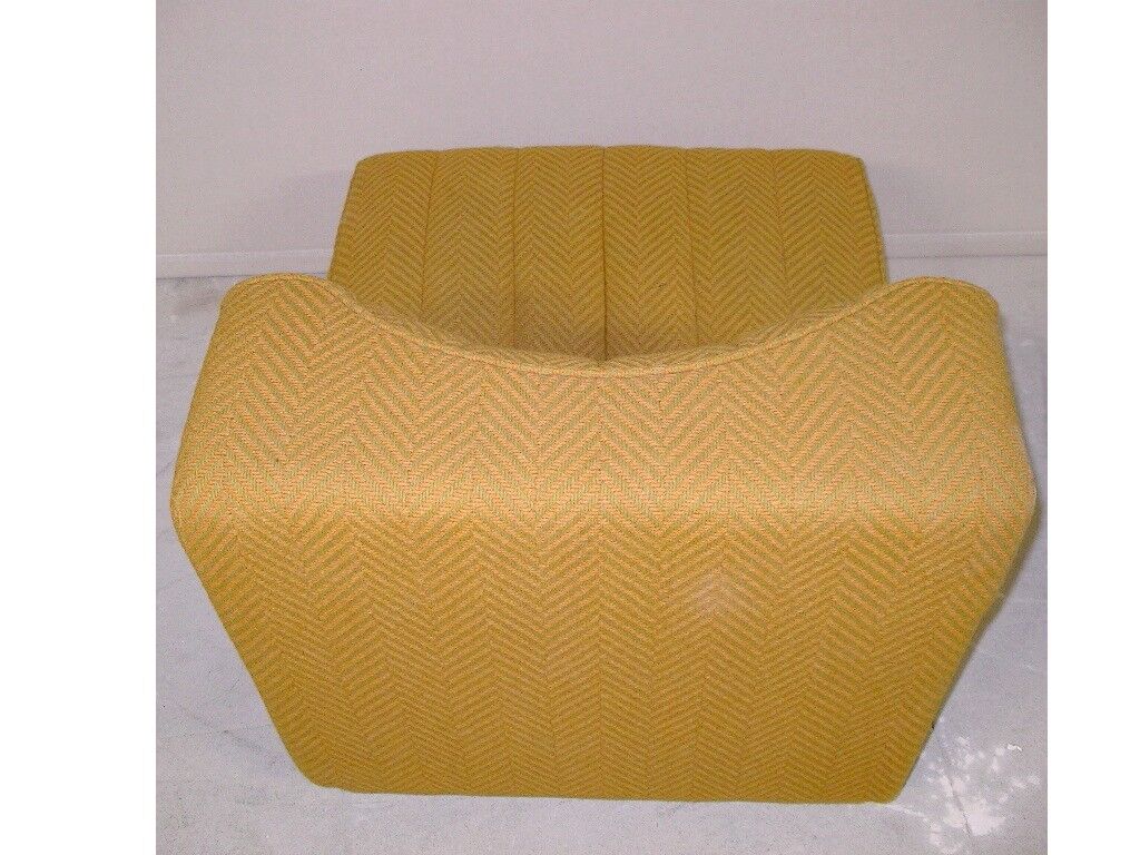 2 fauteuils modèle Novemila par Tito Agnoli  pour Mobilier International