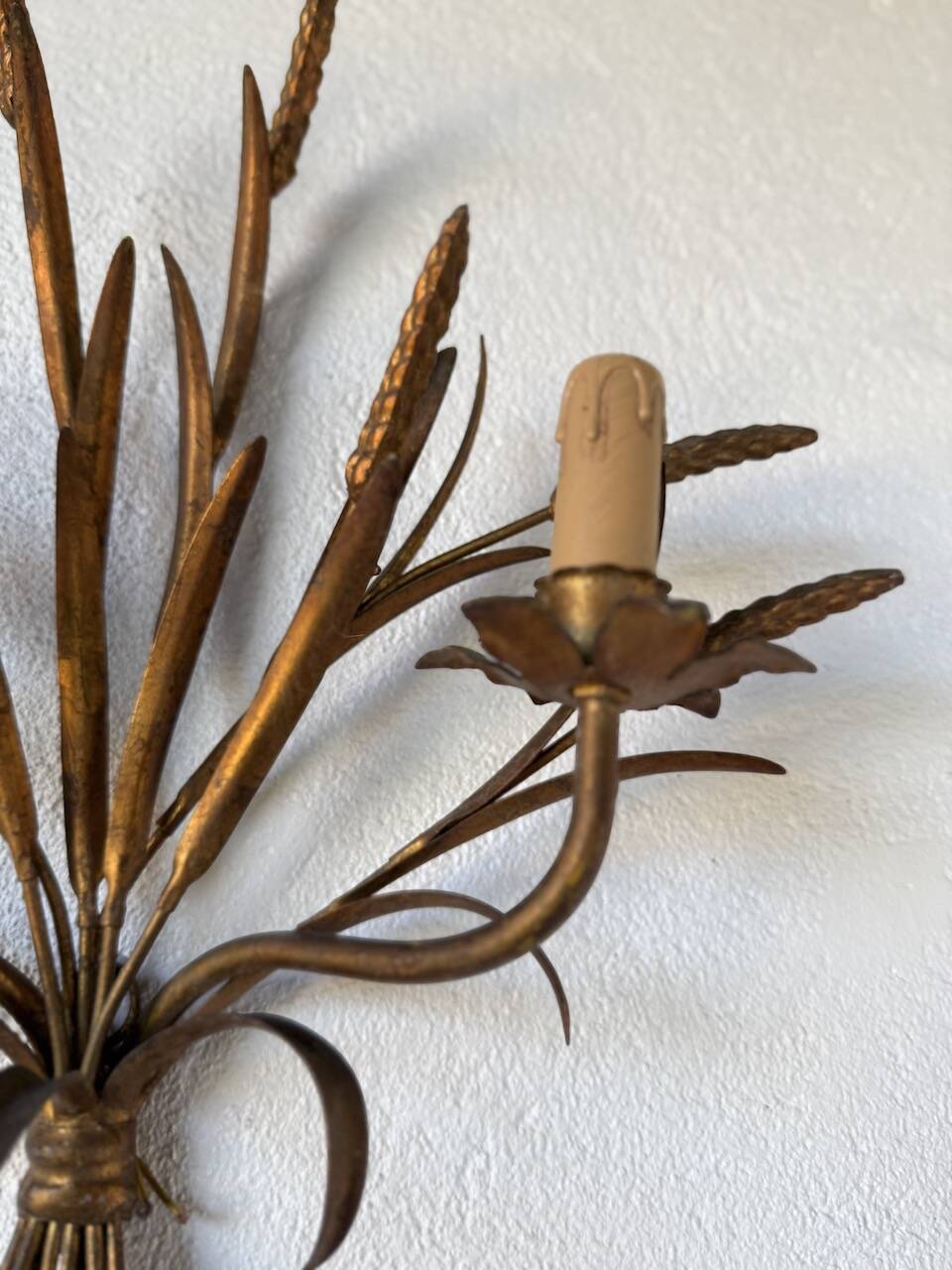 “Ear” wall light in gilded brass