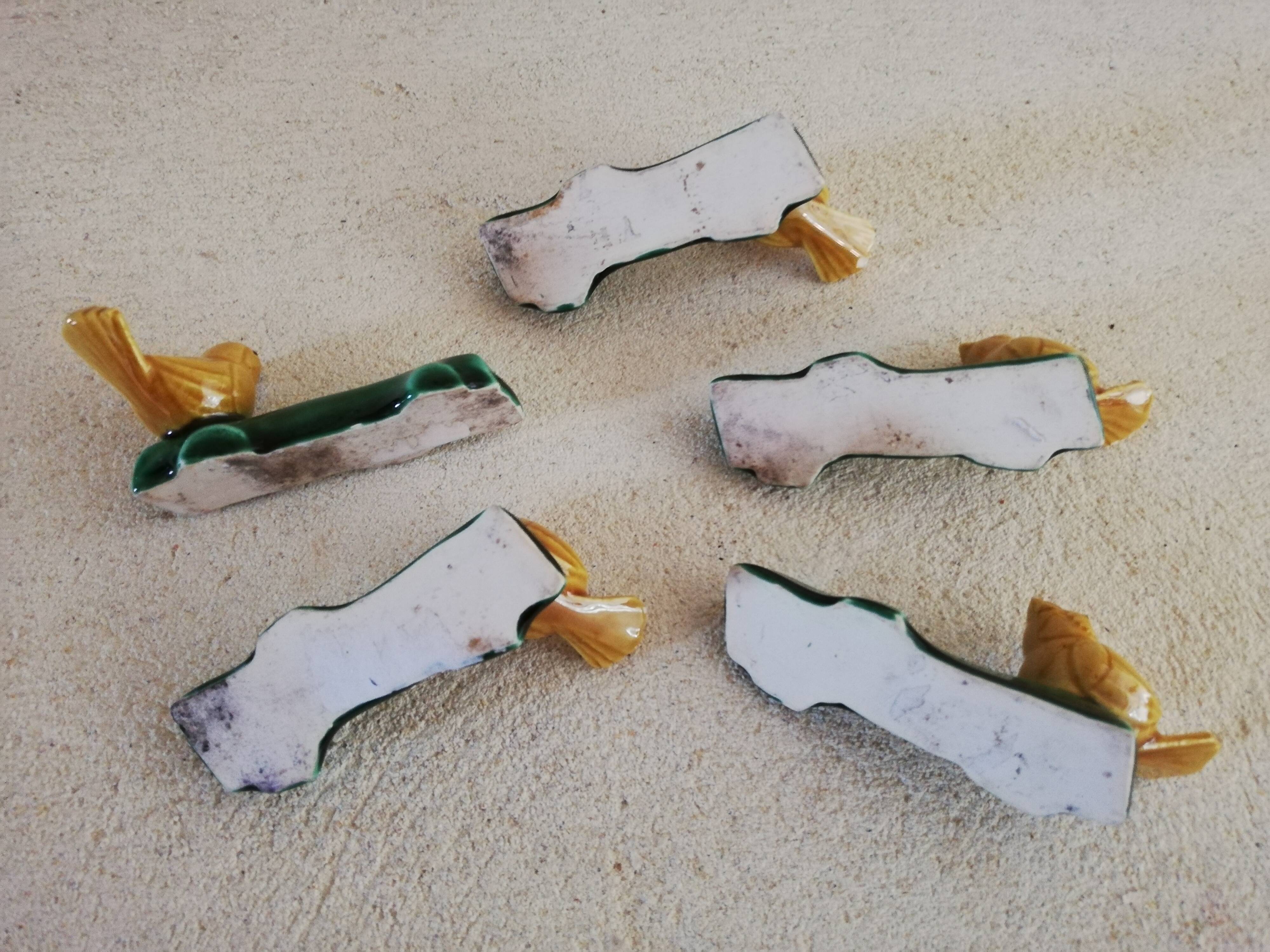 Lot de 5 porte-couteaux en barbotine oiseaux