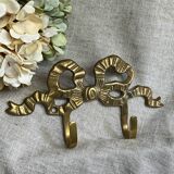 Two-hook coat rack with knot and ribbon in brass