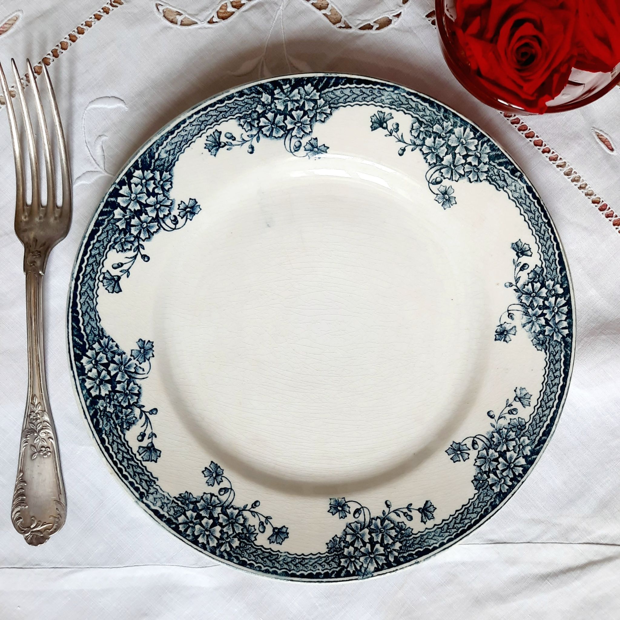 Old flat plates mismatched in iron earth accompanied by a serving dish