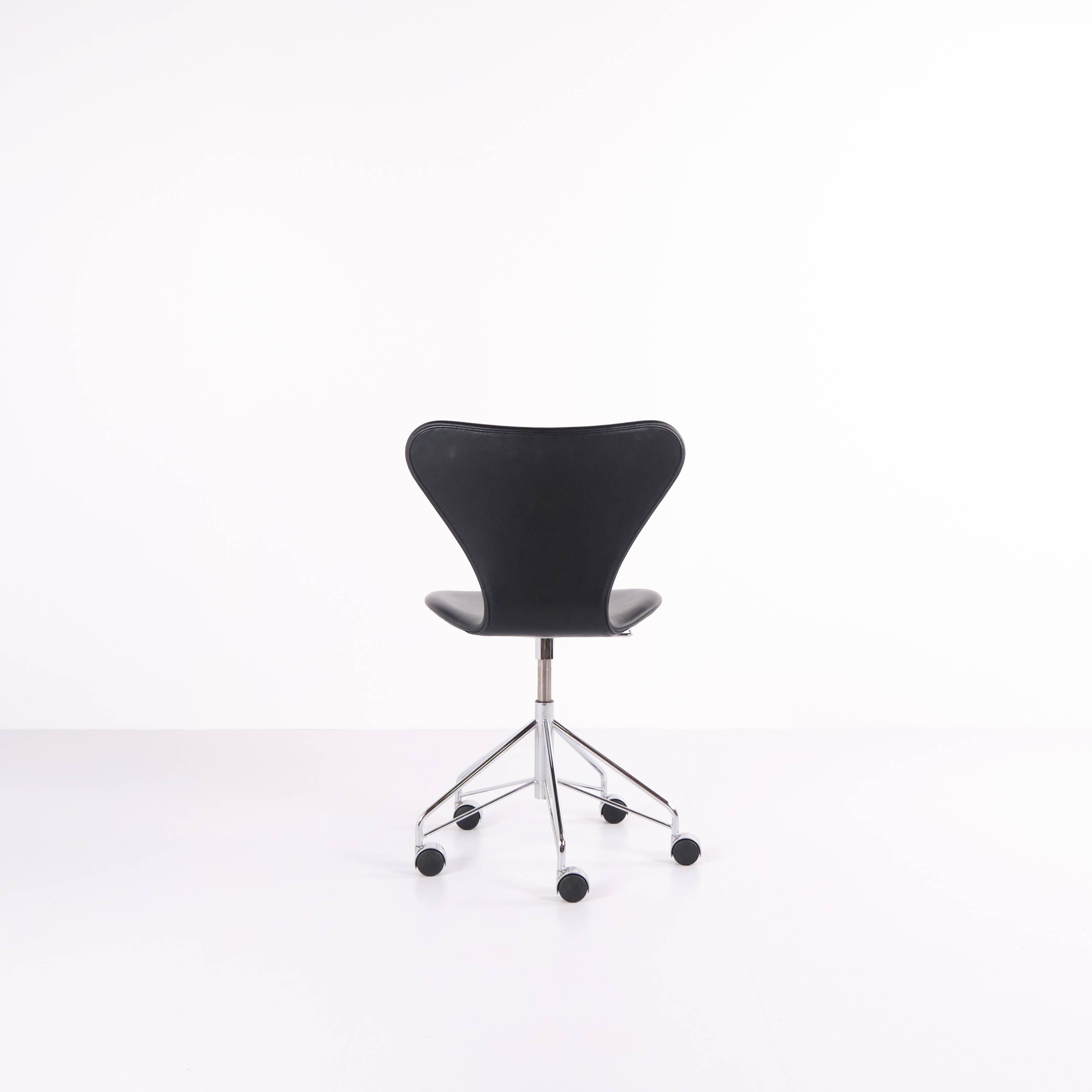 Seven office chair - Model 3117 - Black leather - Swivel function - Arne Jacobsen - Fritz Hansen