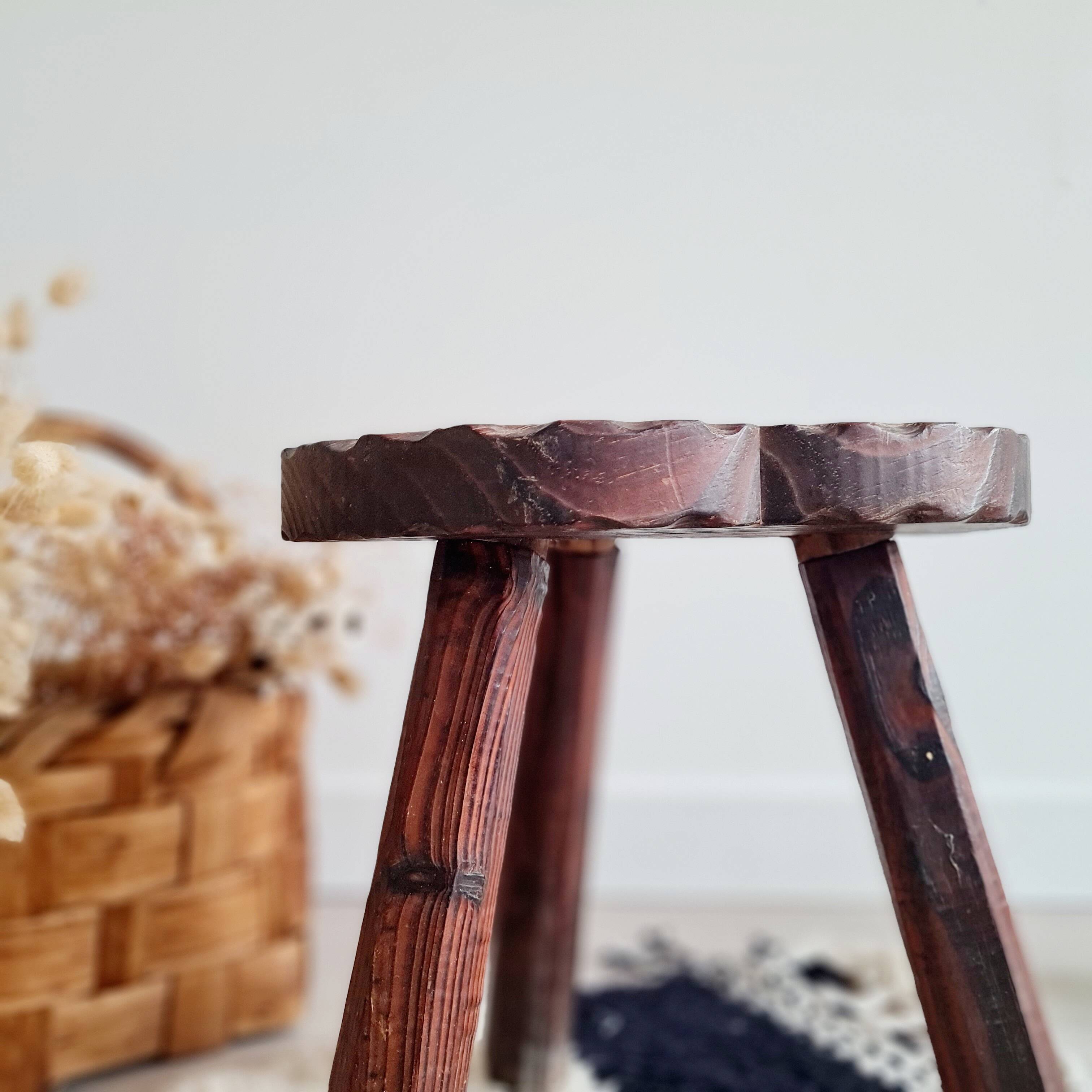 Tabouret tripode bois - look chalet brutaliste