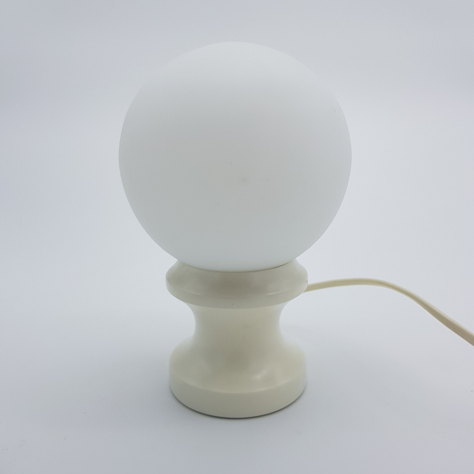 Bedside lamp or wooden ambience turned and opaline Hustadt Leuchten