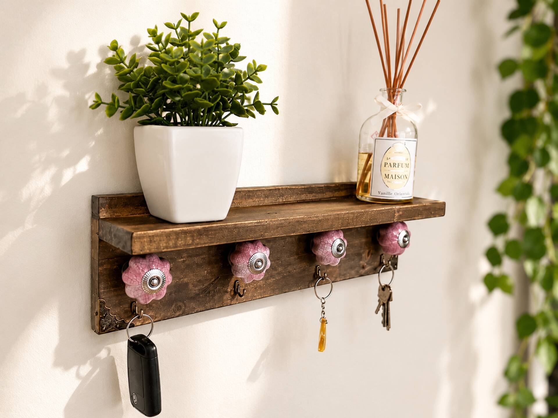 "Wall-mounted key holder shelf in wood, chic country / vintage / shabby style"