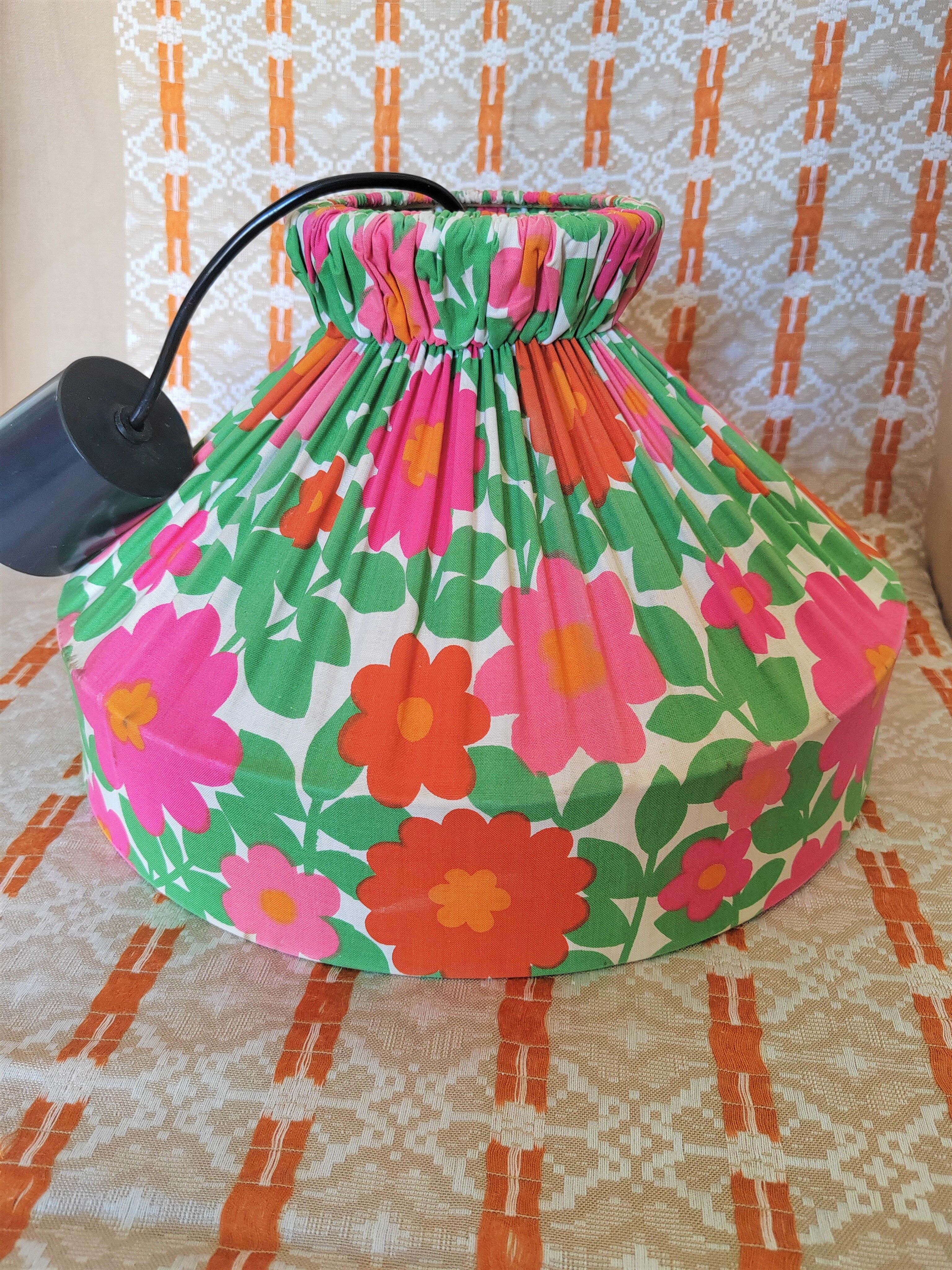 Suspension "kitch" in floral fabric