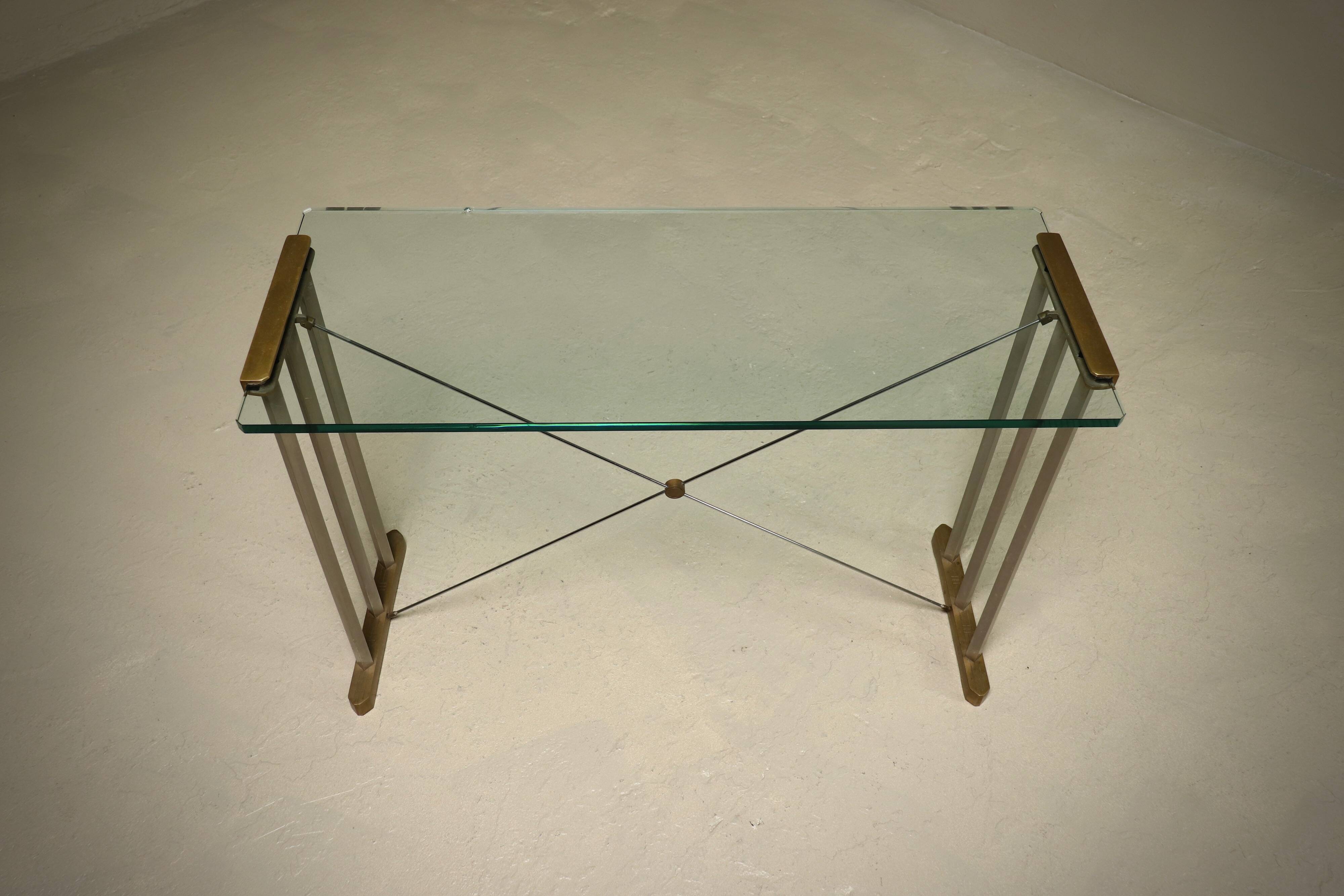 Table console en laiton, plateau en verre par Peter Ghyczy, années 1970
