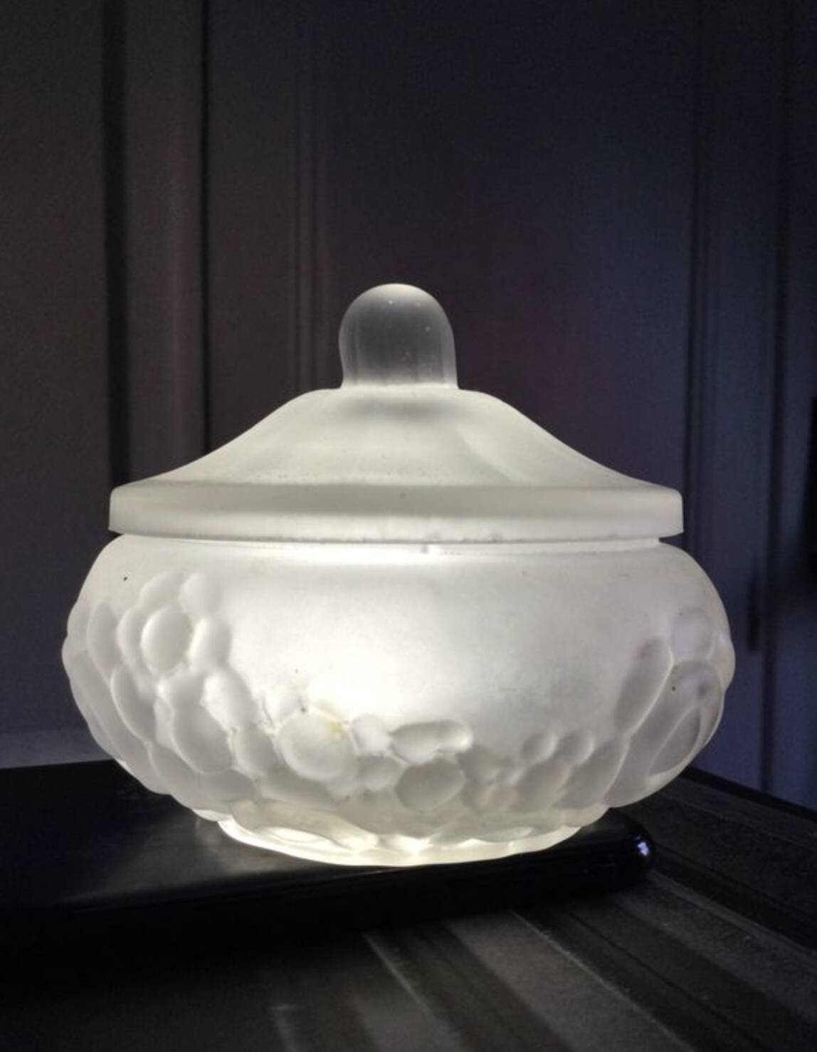 Art deco molded glass candy box / powder box - kr