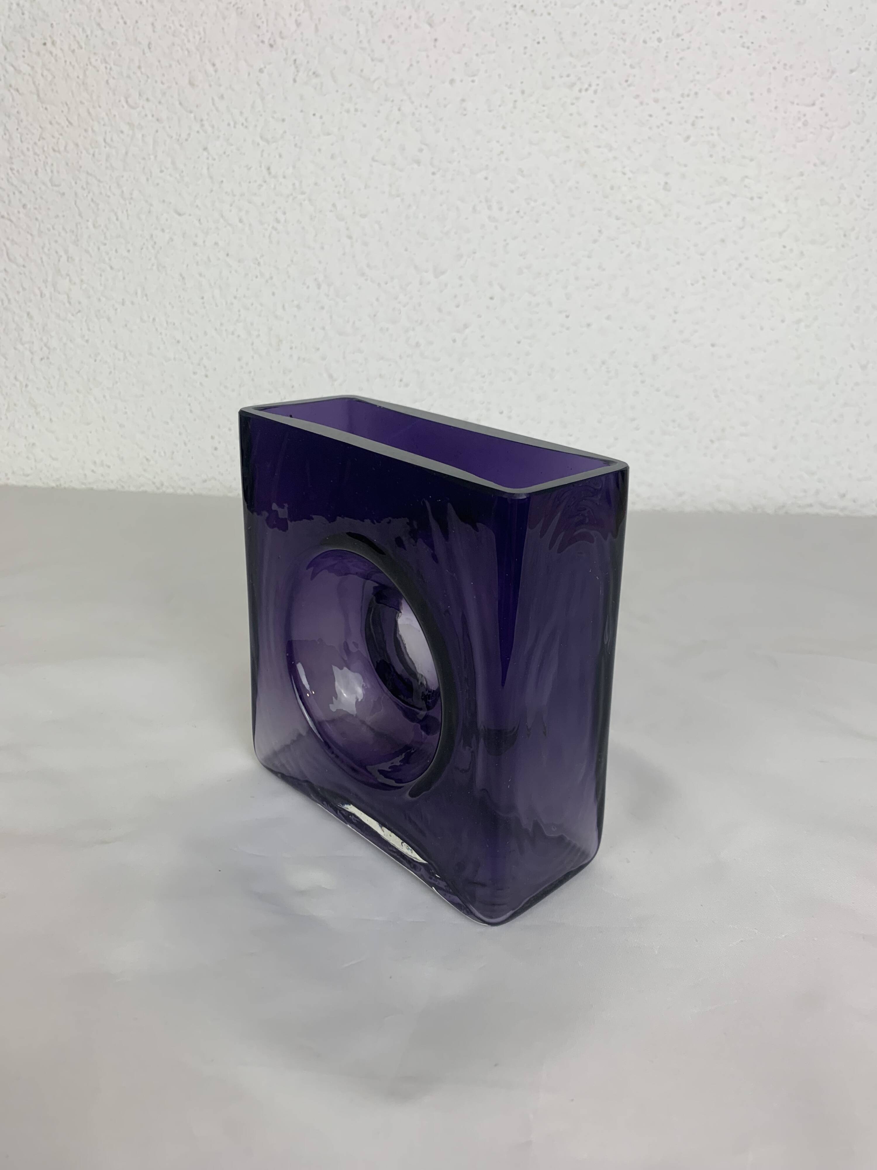 Diabolo vase signed Christian Tortu, blown glass in purple.