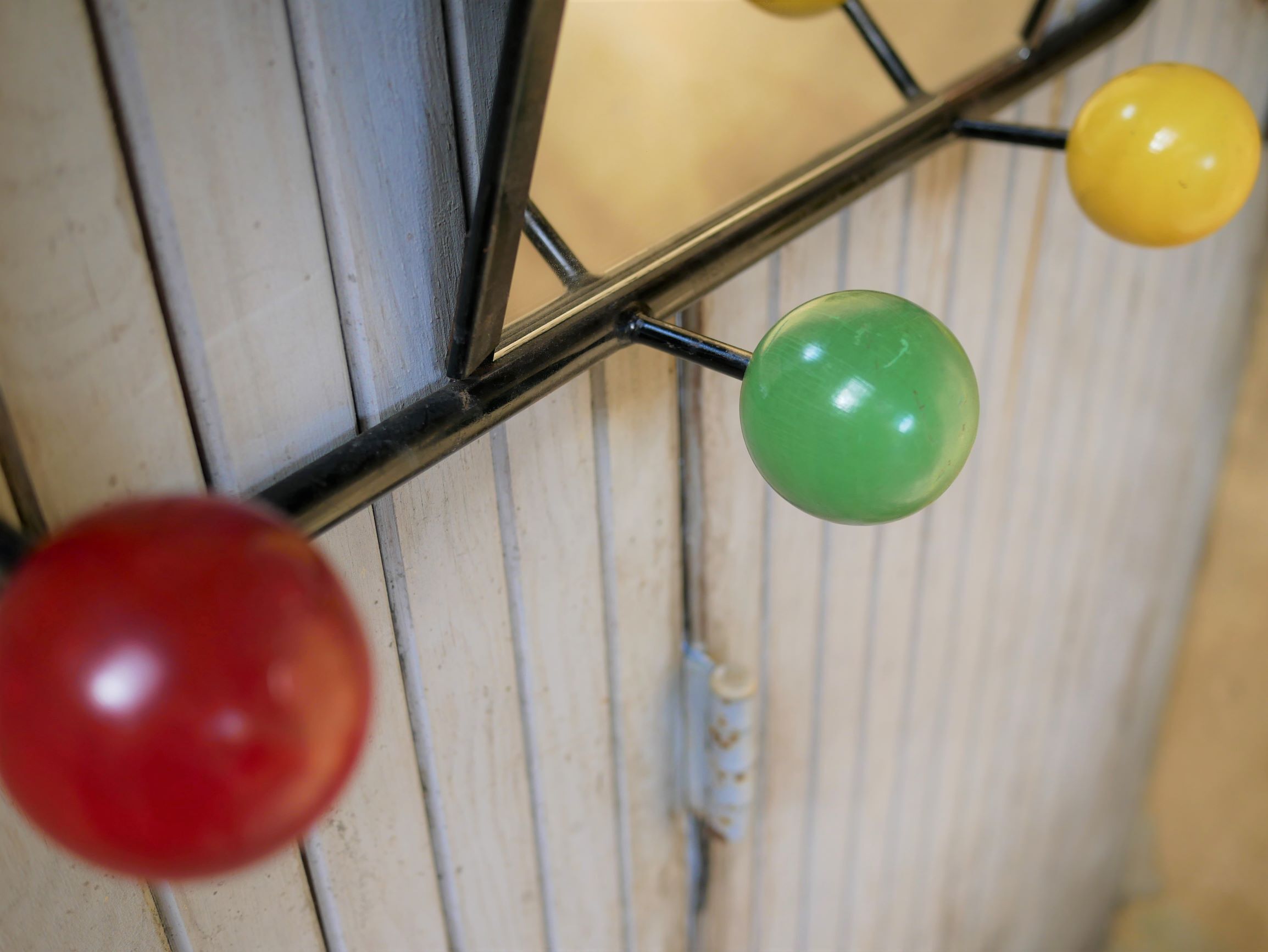 Vintage wall coat holder with 4 coloured balls, mirror and shelf