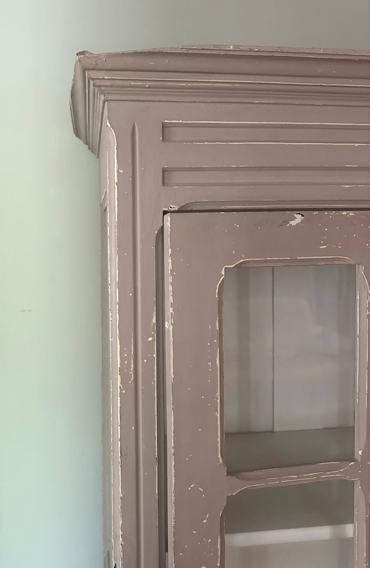 Petite armoire parisienne patiné