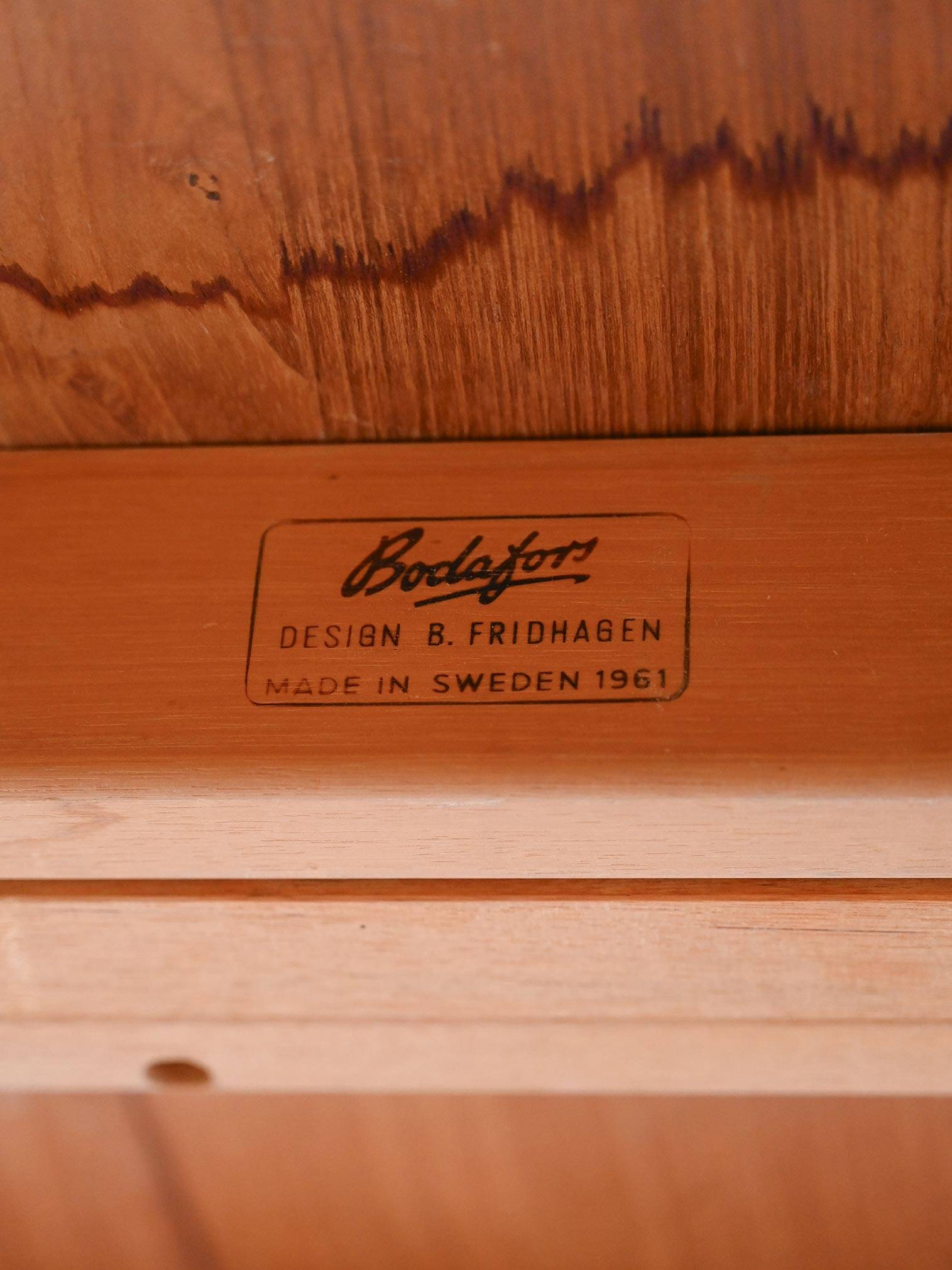 Scandinavian oval extending table