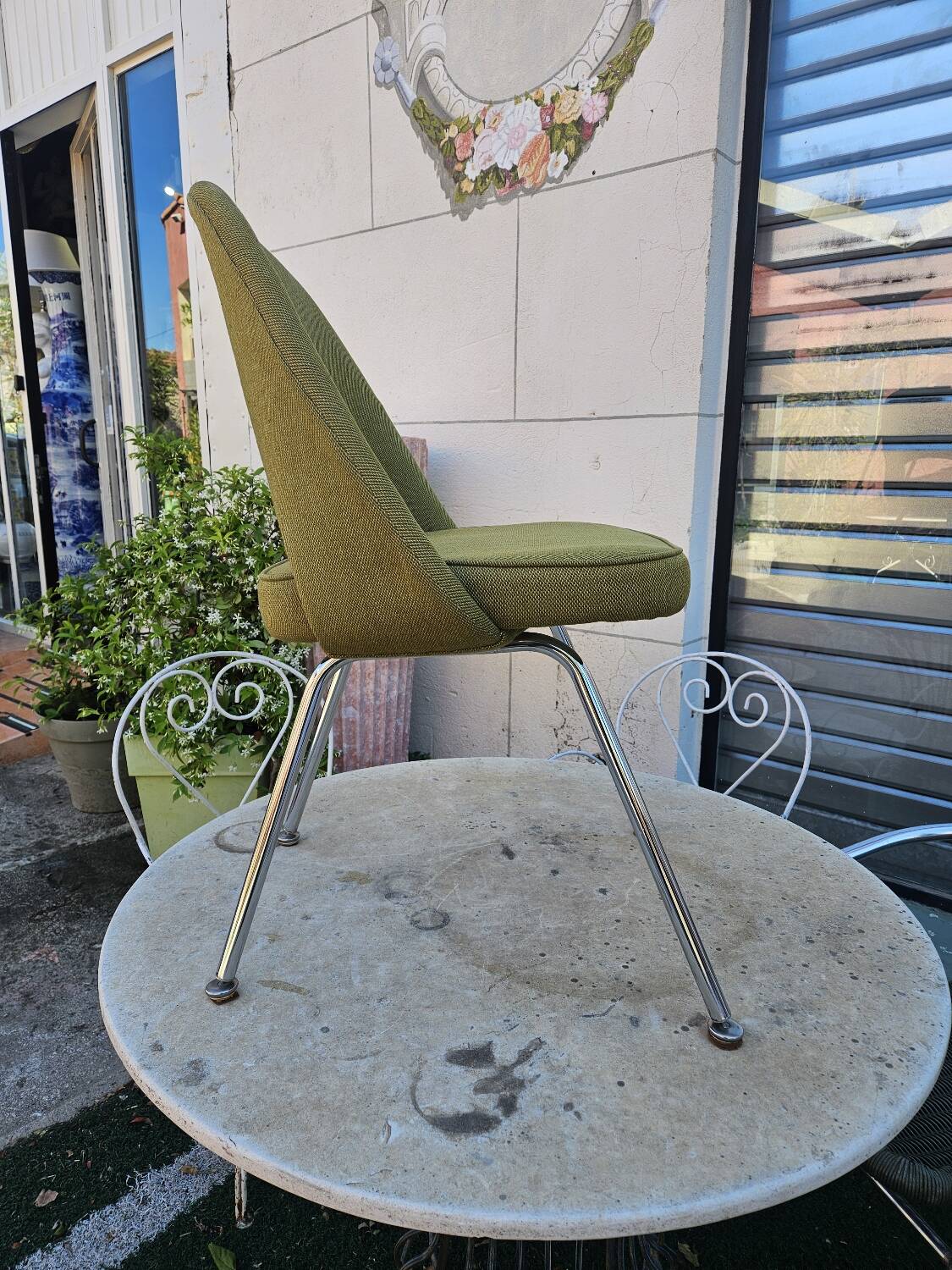 Knoll conference chair designed by Eero Saarinen