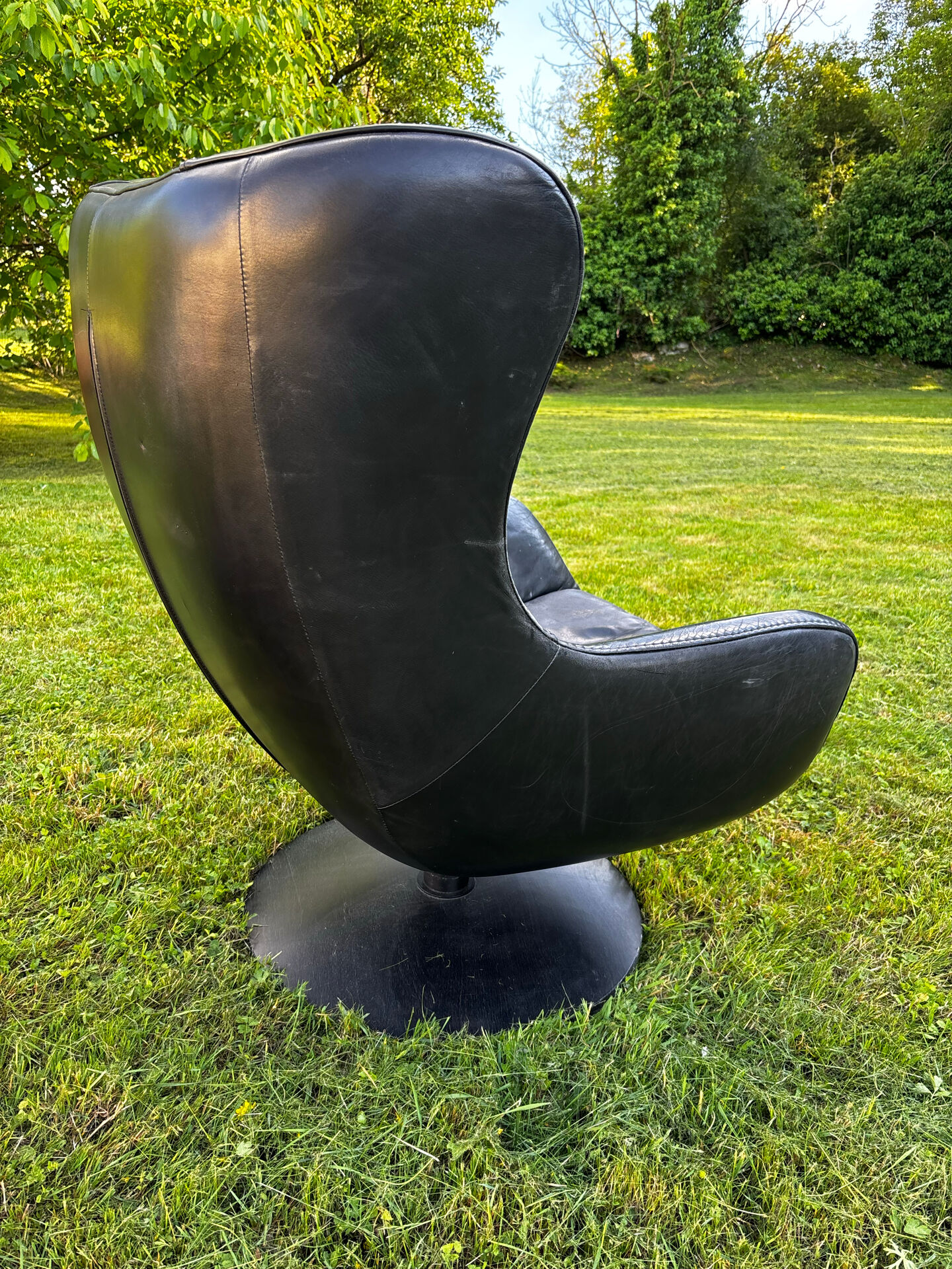 Fauteuil style egg chair et son ottoman