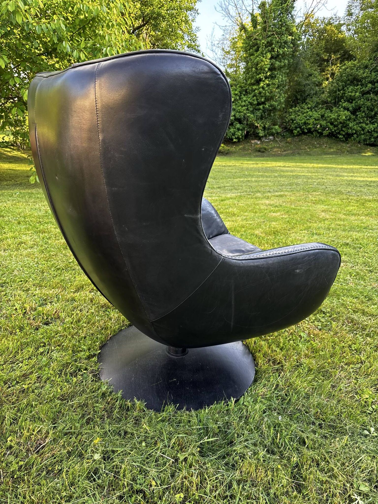 Egg chair style armchair and its ottoman.
