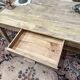 Jolie table ou bureau en bois décapé