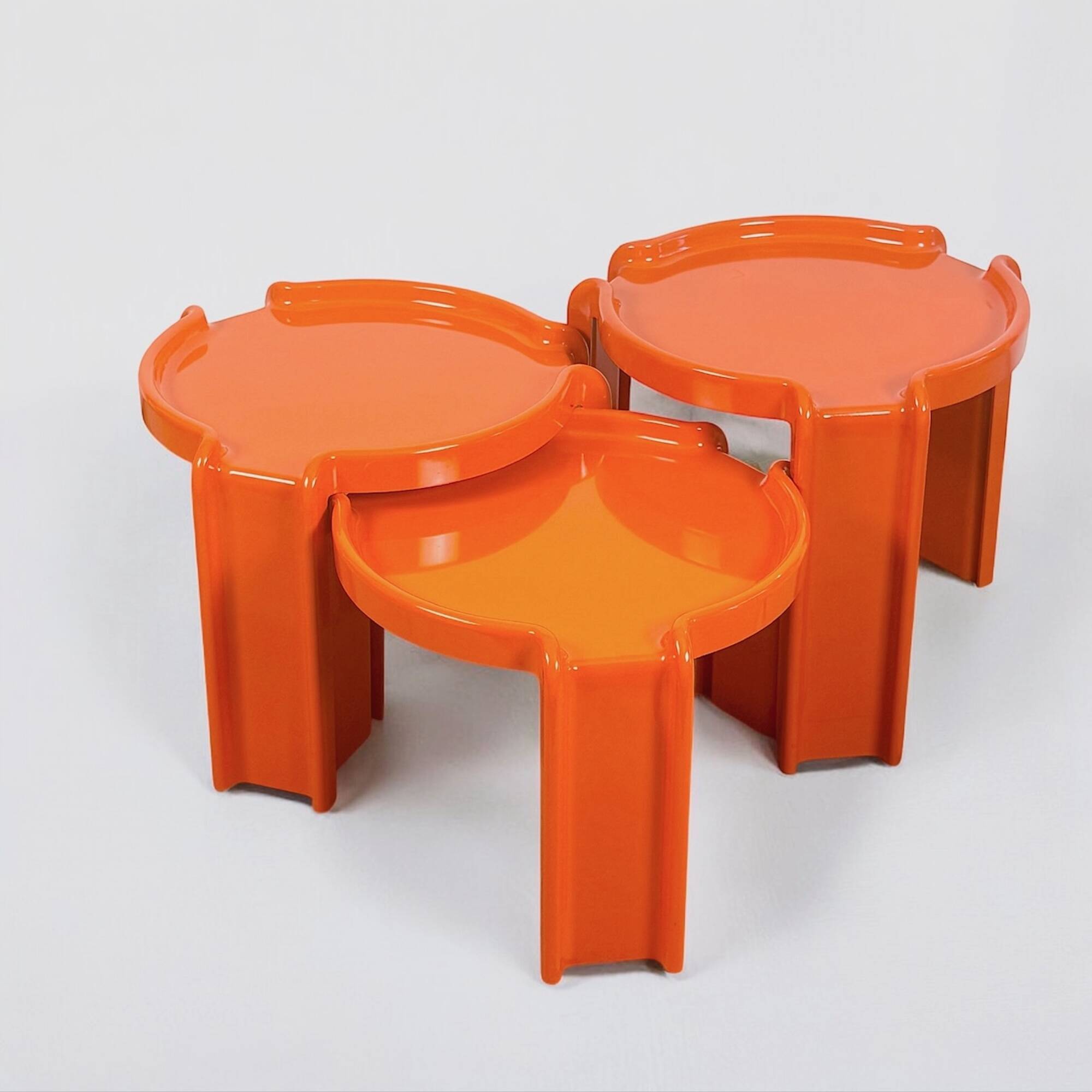 3 tables orange Giotto Stoppino pour Kartell, années 1960