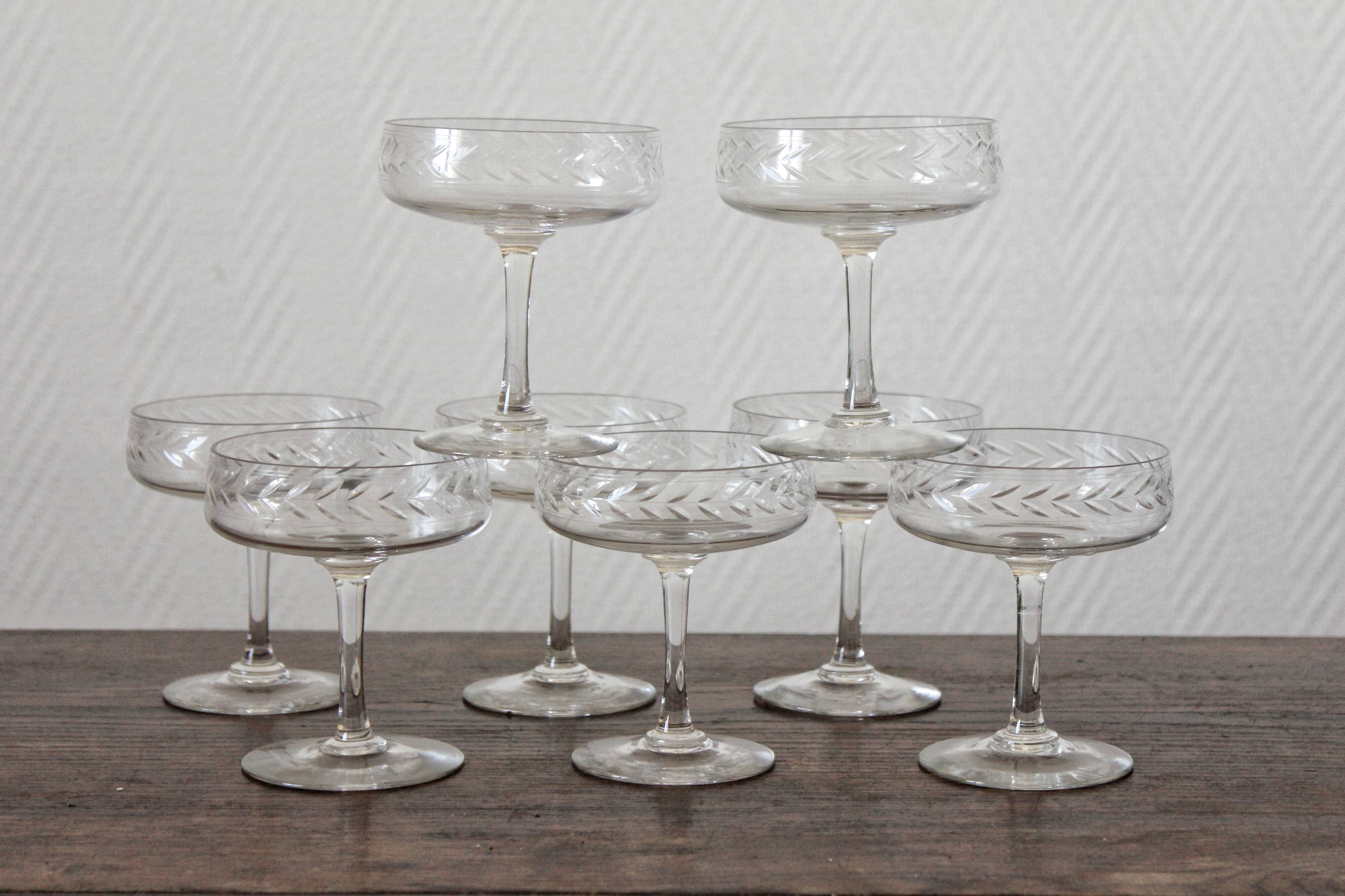 8 coupes à champagne en cristal gravé