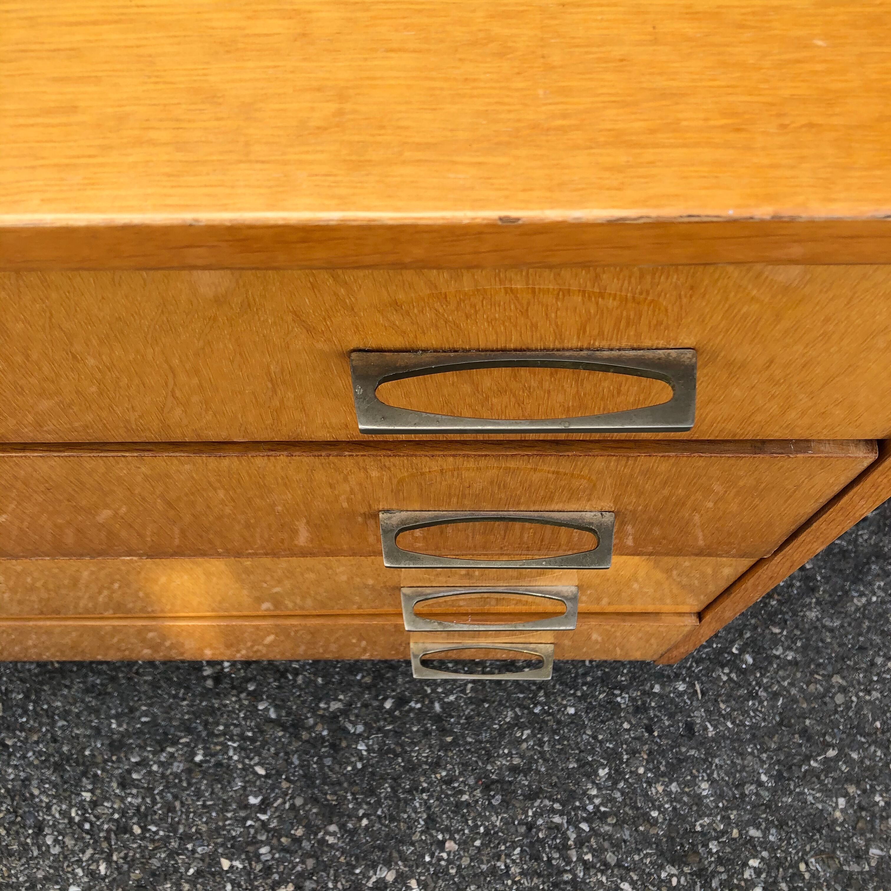 Chest of drawers compass feet