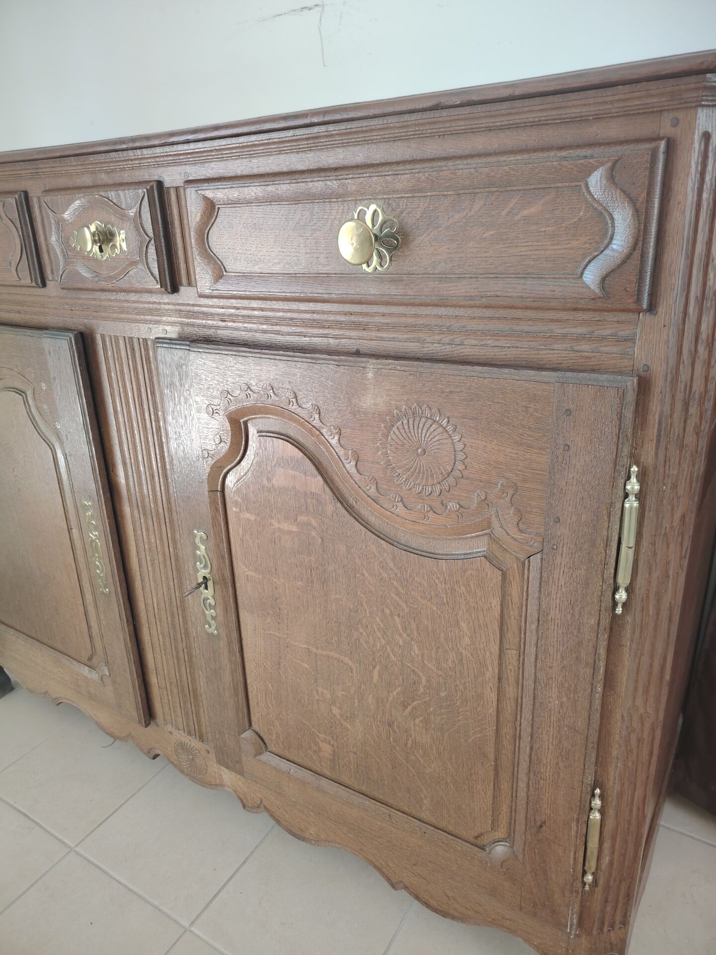 Large buffet in Regency style with carved shell in solid oak - 1900