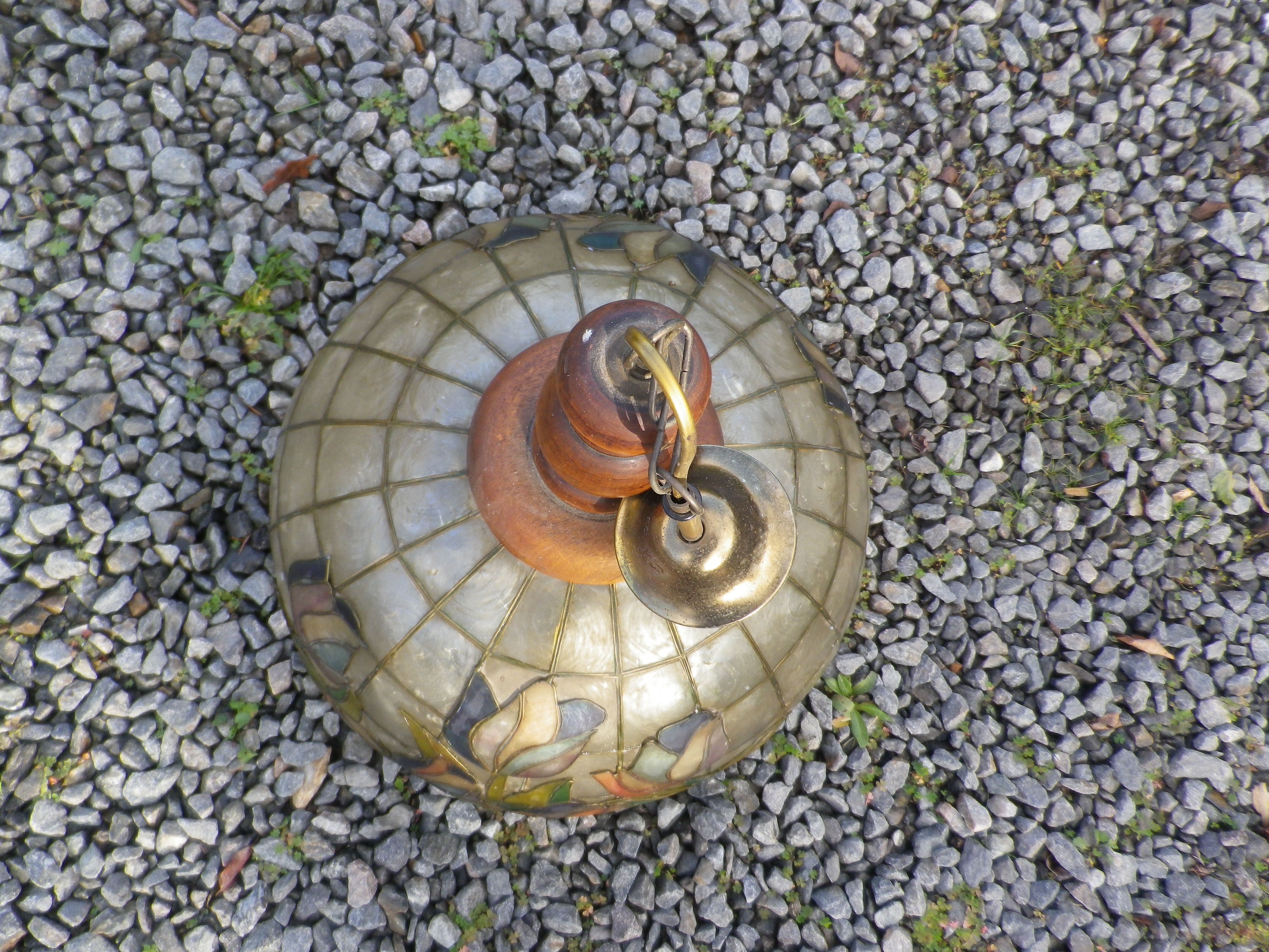 Mother-of-pearl pendant lamp