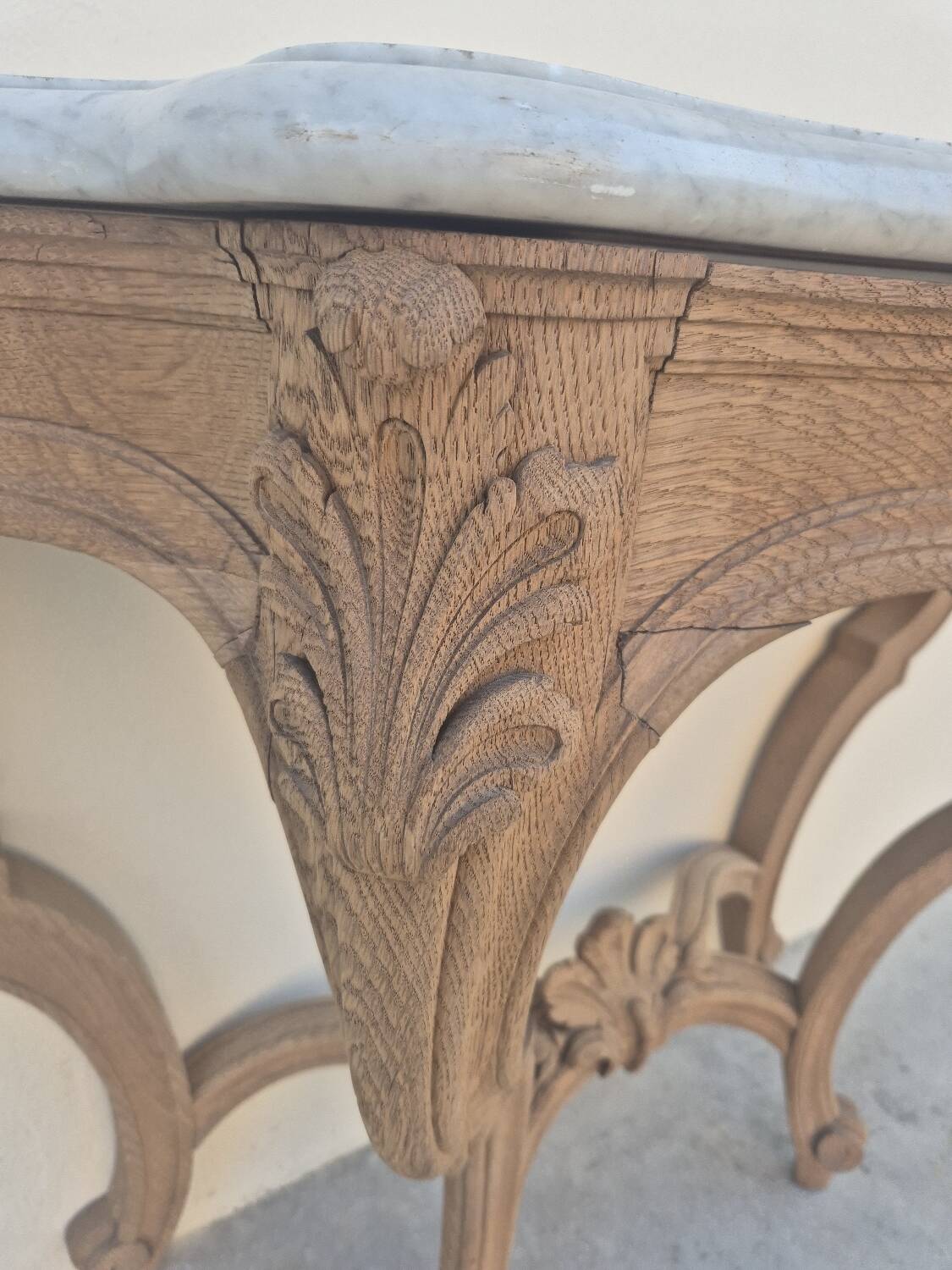 Louis XV curved console in solid oak, 18th century, decorated