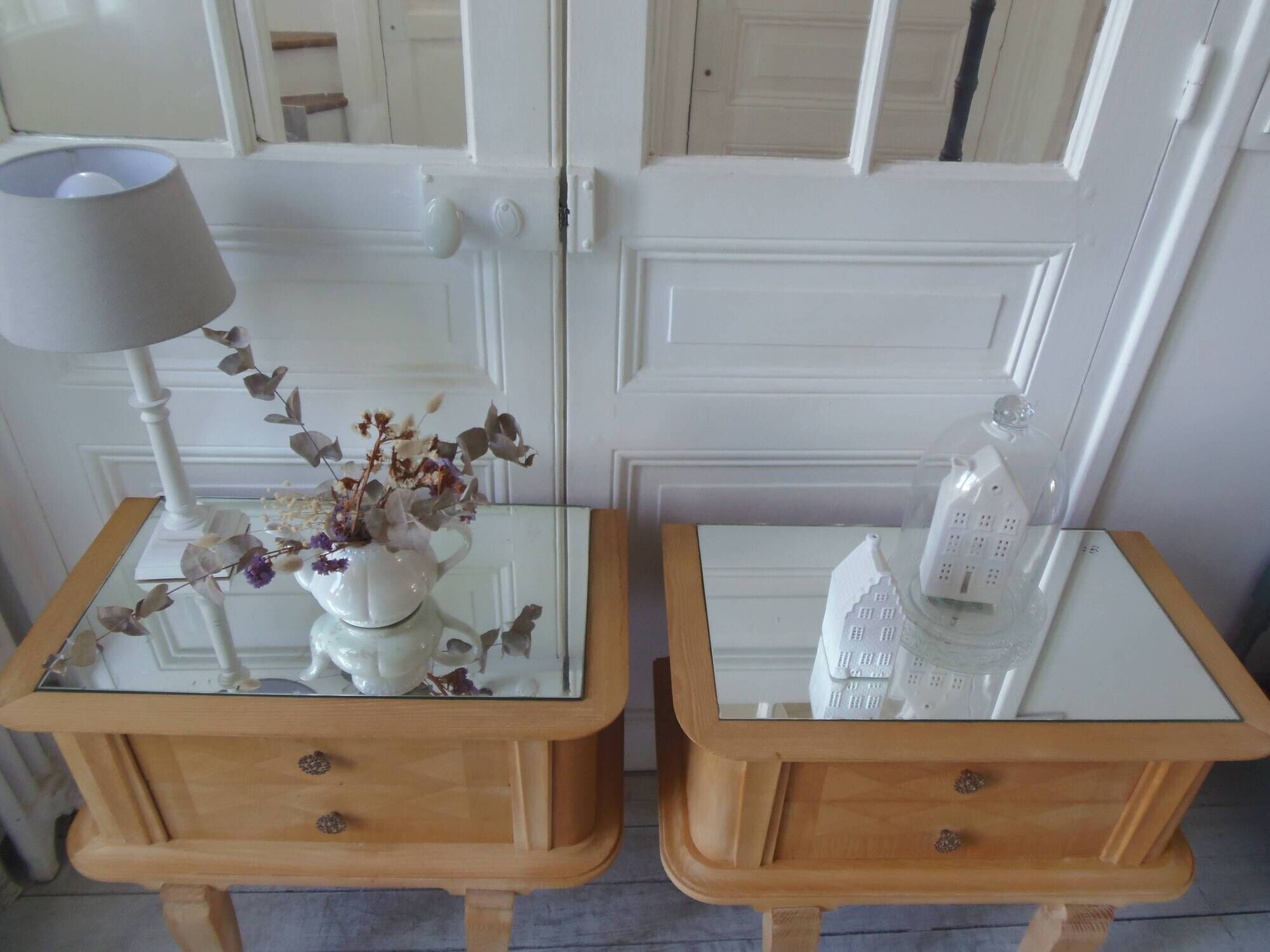 Paire de chevets vintages en bois brut , plateaux miroir.
