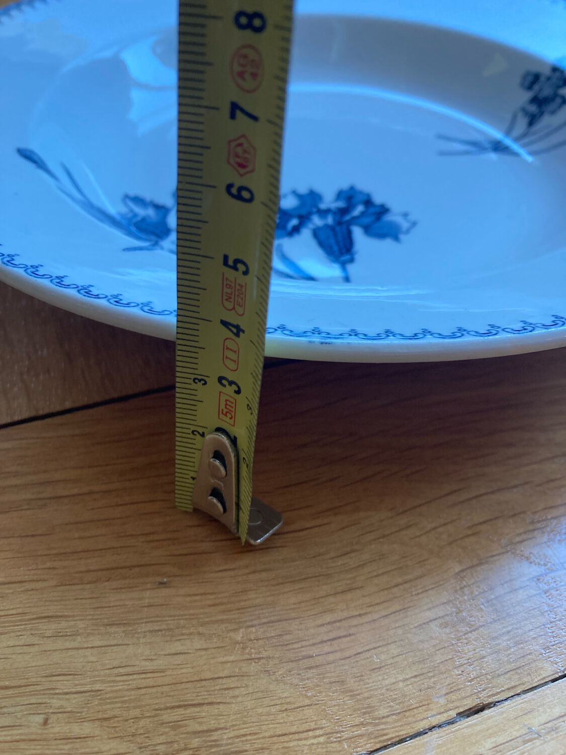 Deep plates Sarreguemines with carnation bouquets