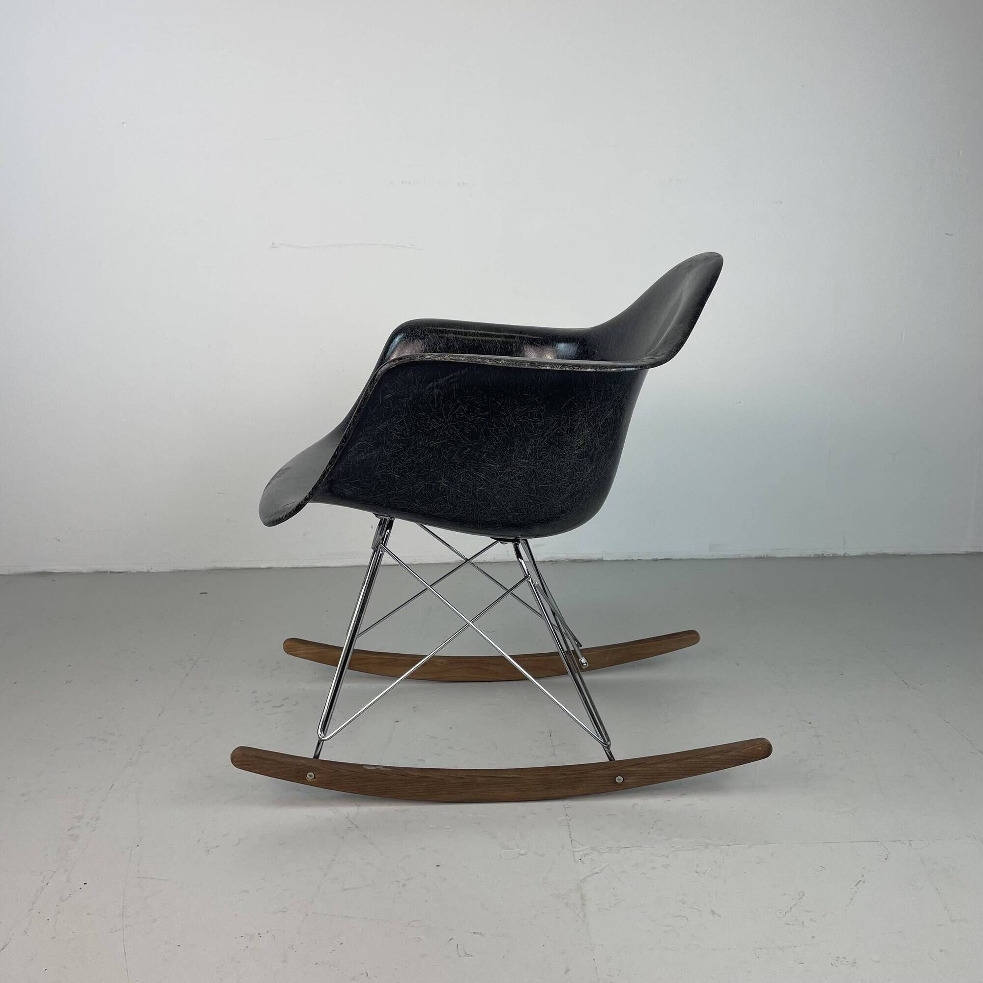 Fauteuil à bascule RAR Eames Herman Miller des années 1950 en noir