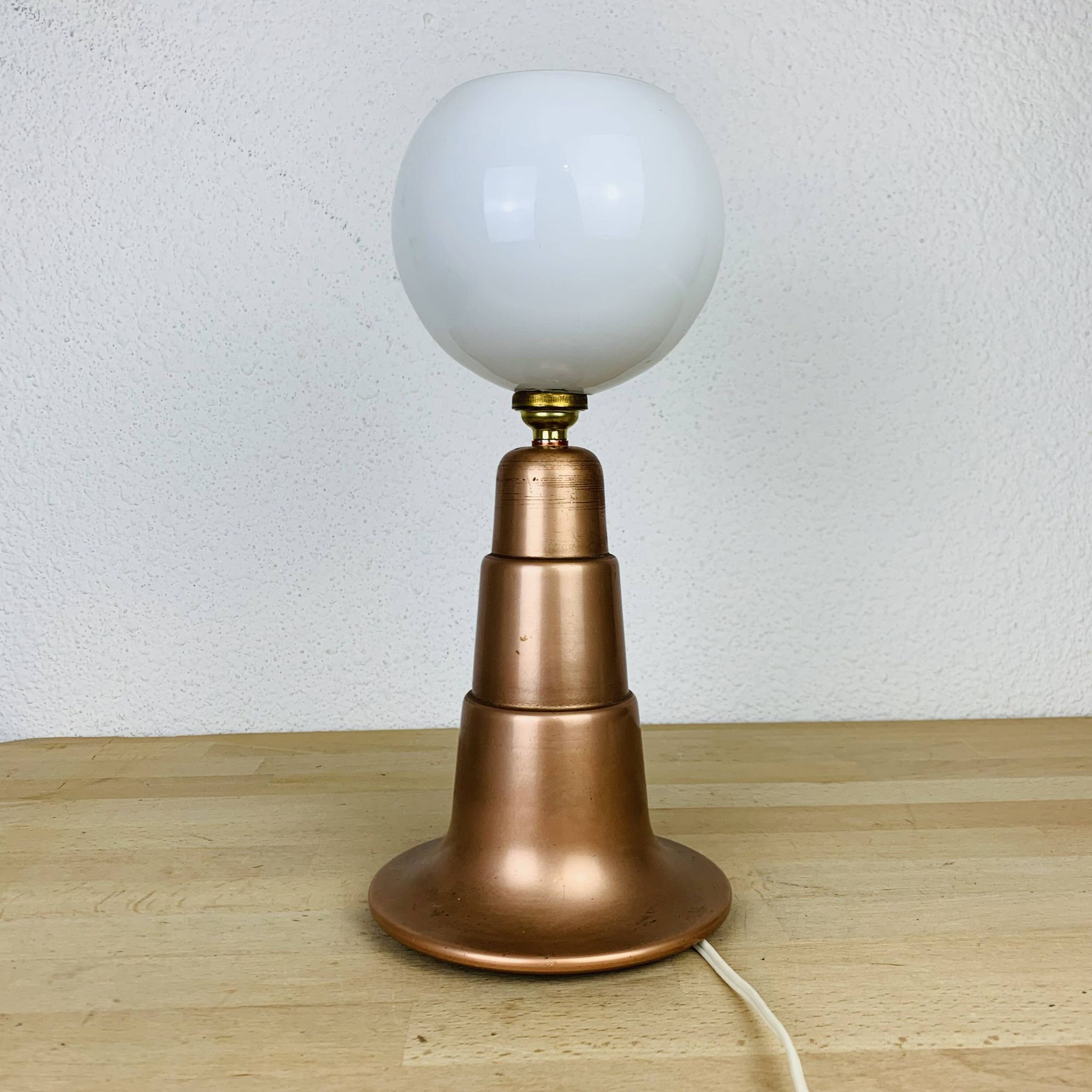 Lampe art déco conique cuivre et globe opaline