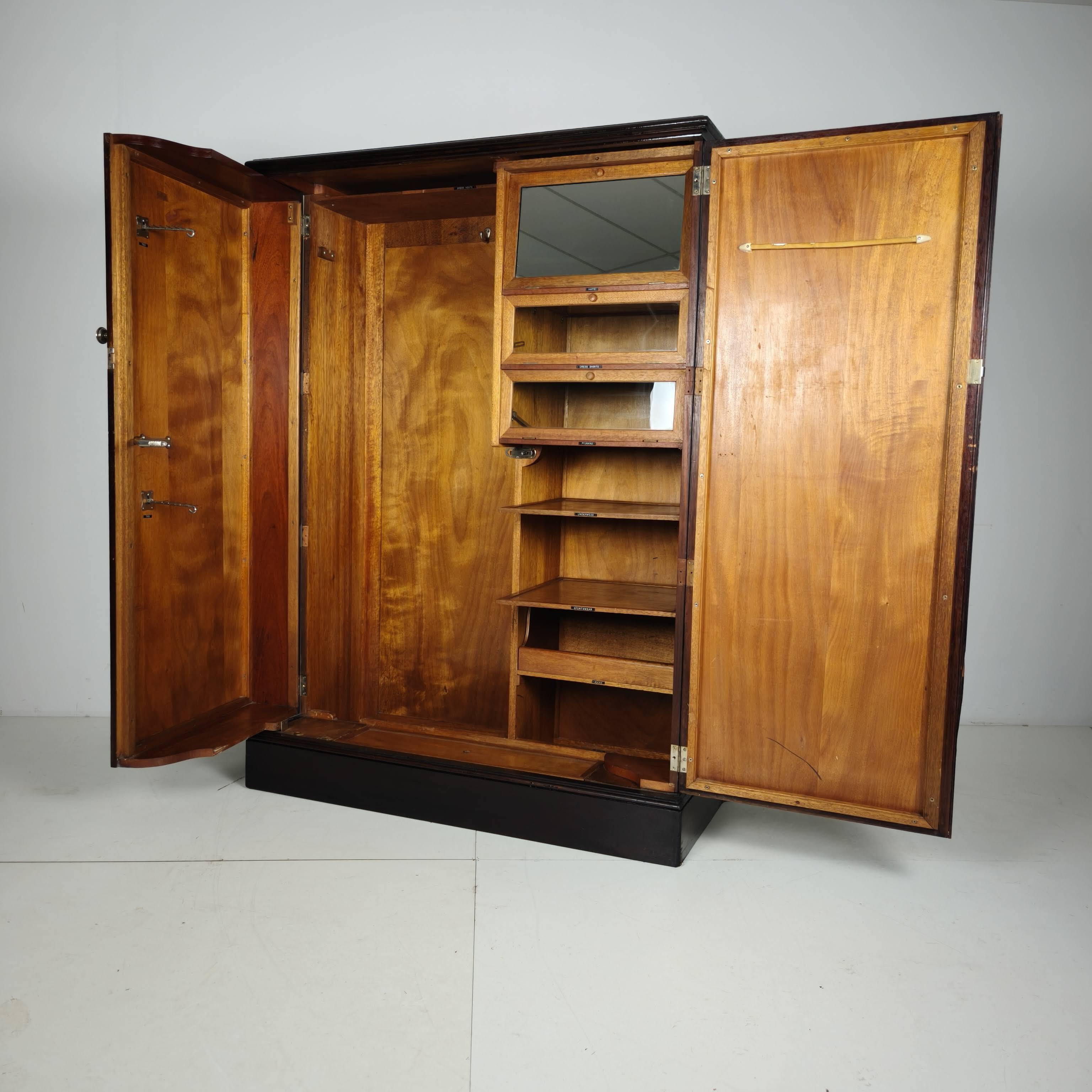 Armoire compacte pour homme en chêne Art Déco anglais