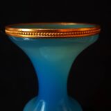 Vase en verre opalin couleur bleu ciel