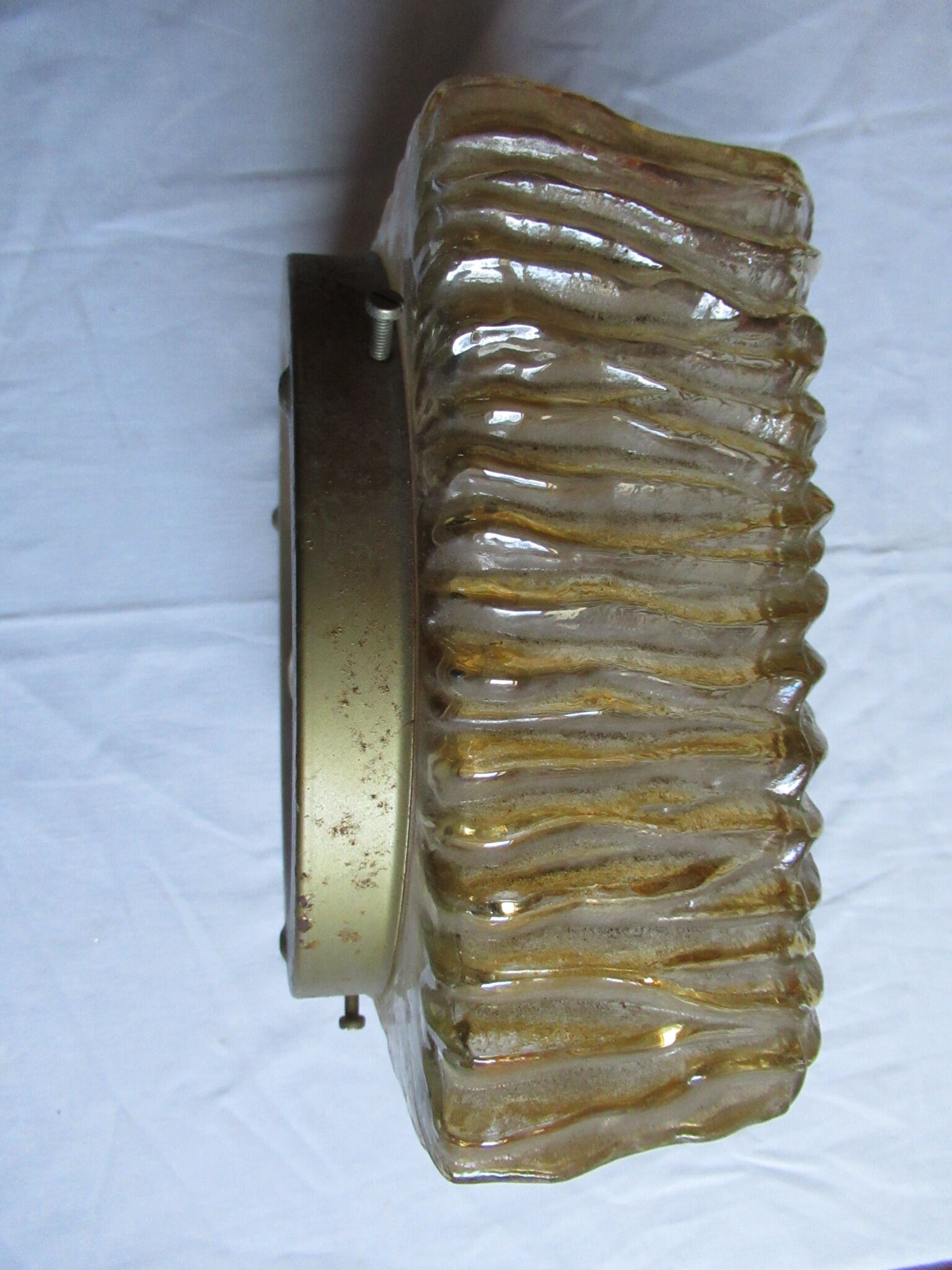 Plafonnier en verre moulé ambré années 60