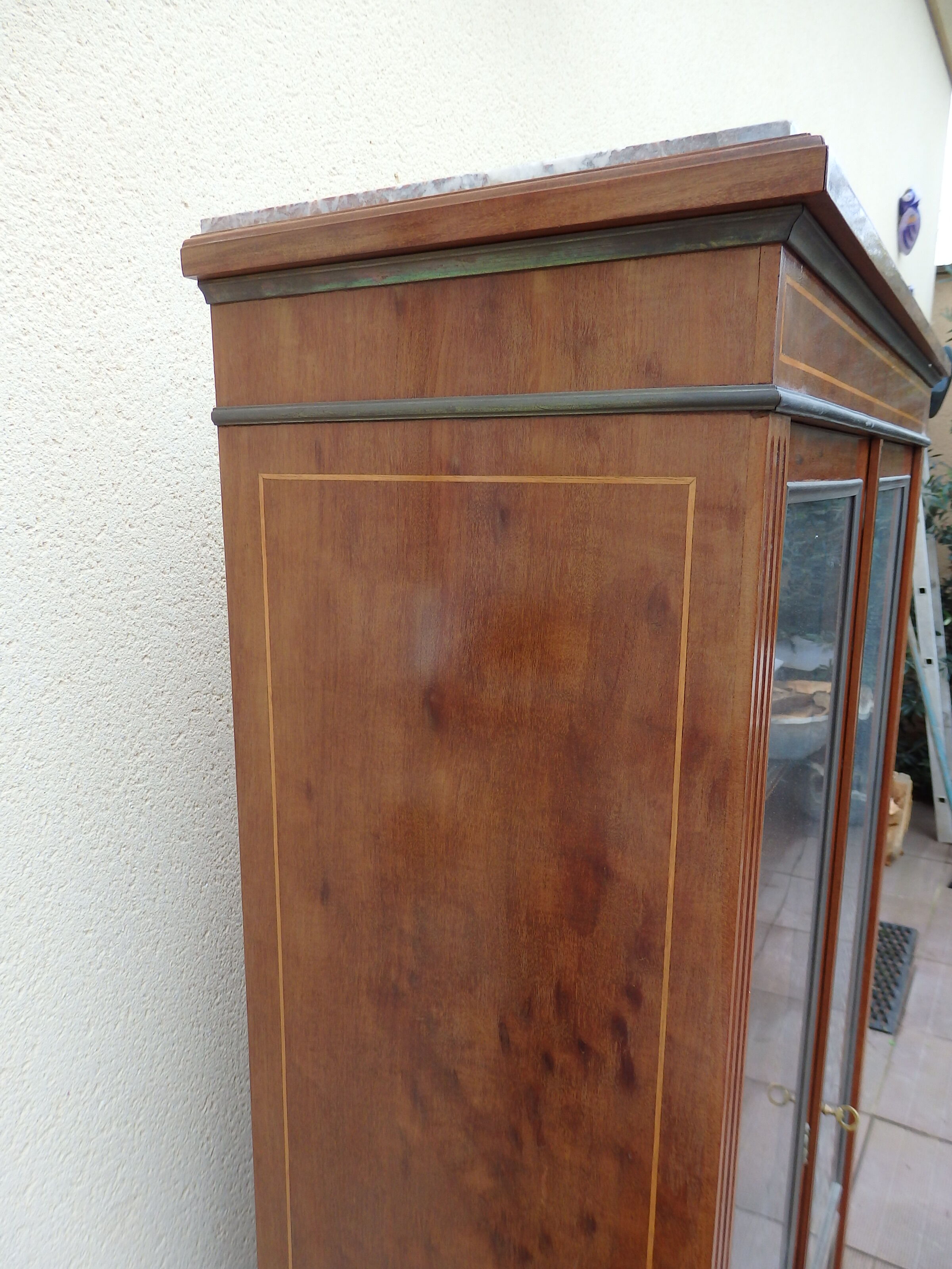 louis XVI showcase furniture