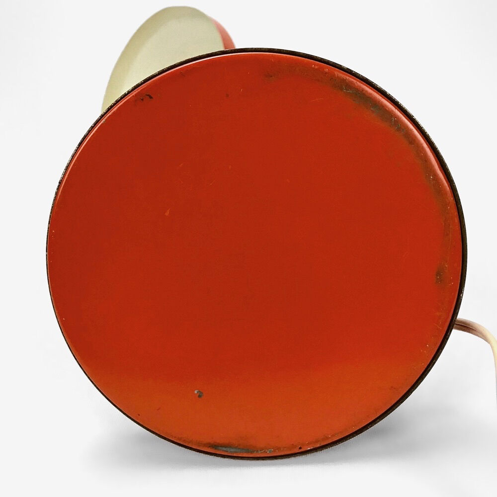 Orange casserole pose lamp