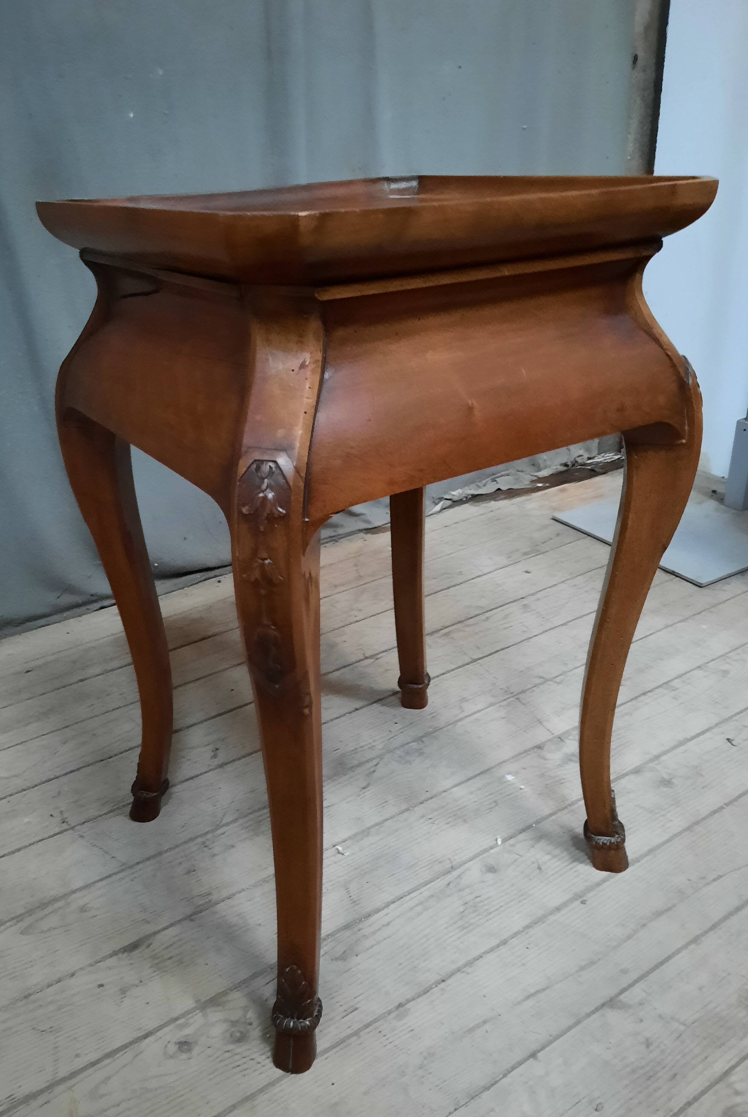 Low Louis XV style selette