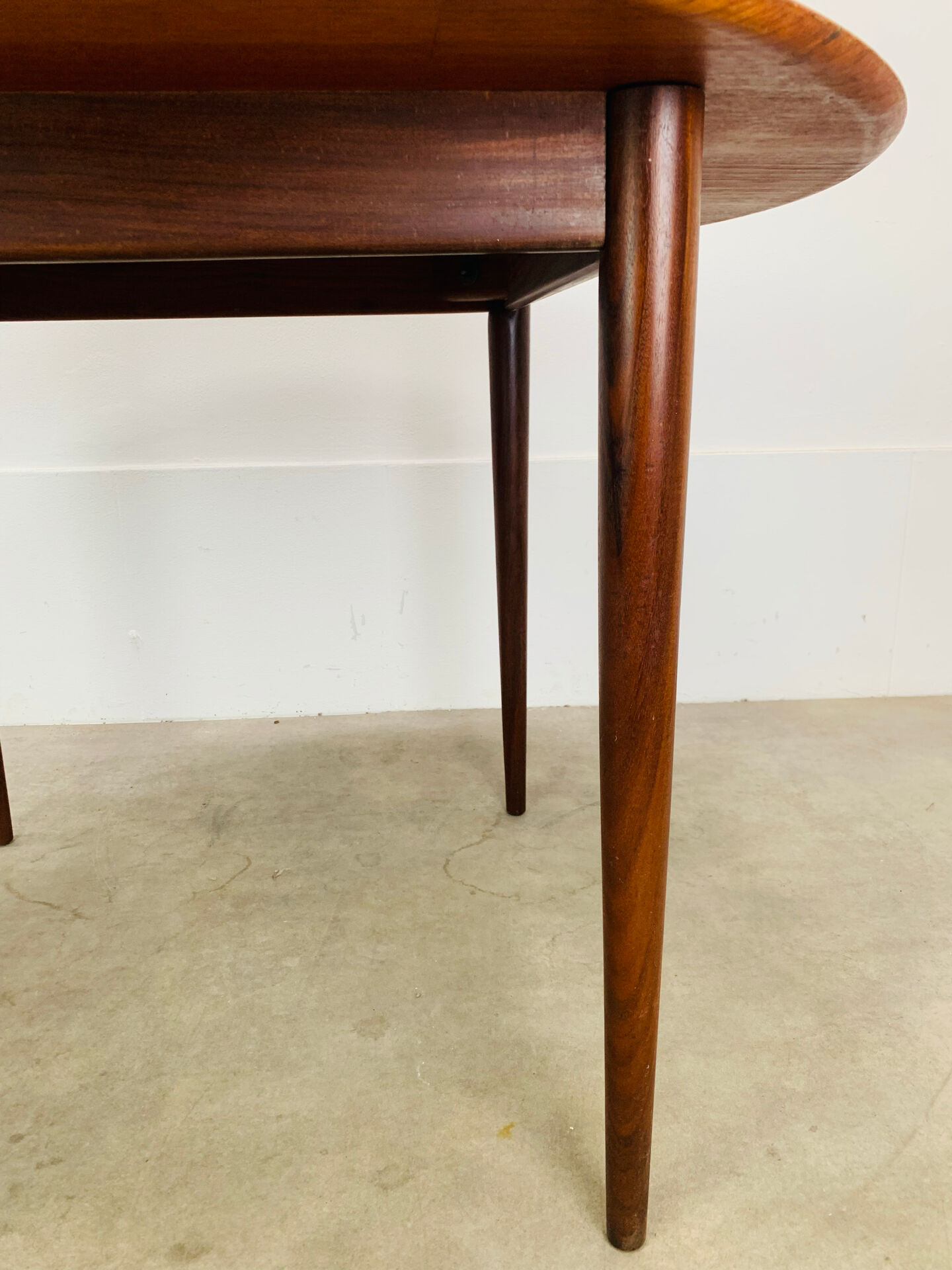 Table ronde scandinave en teck, 1960