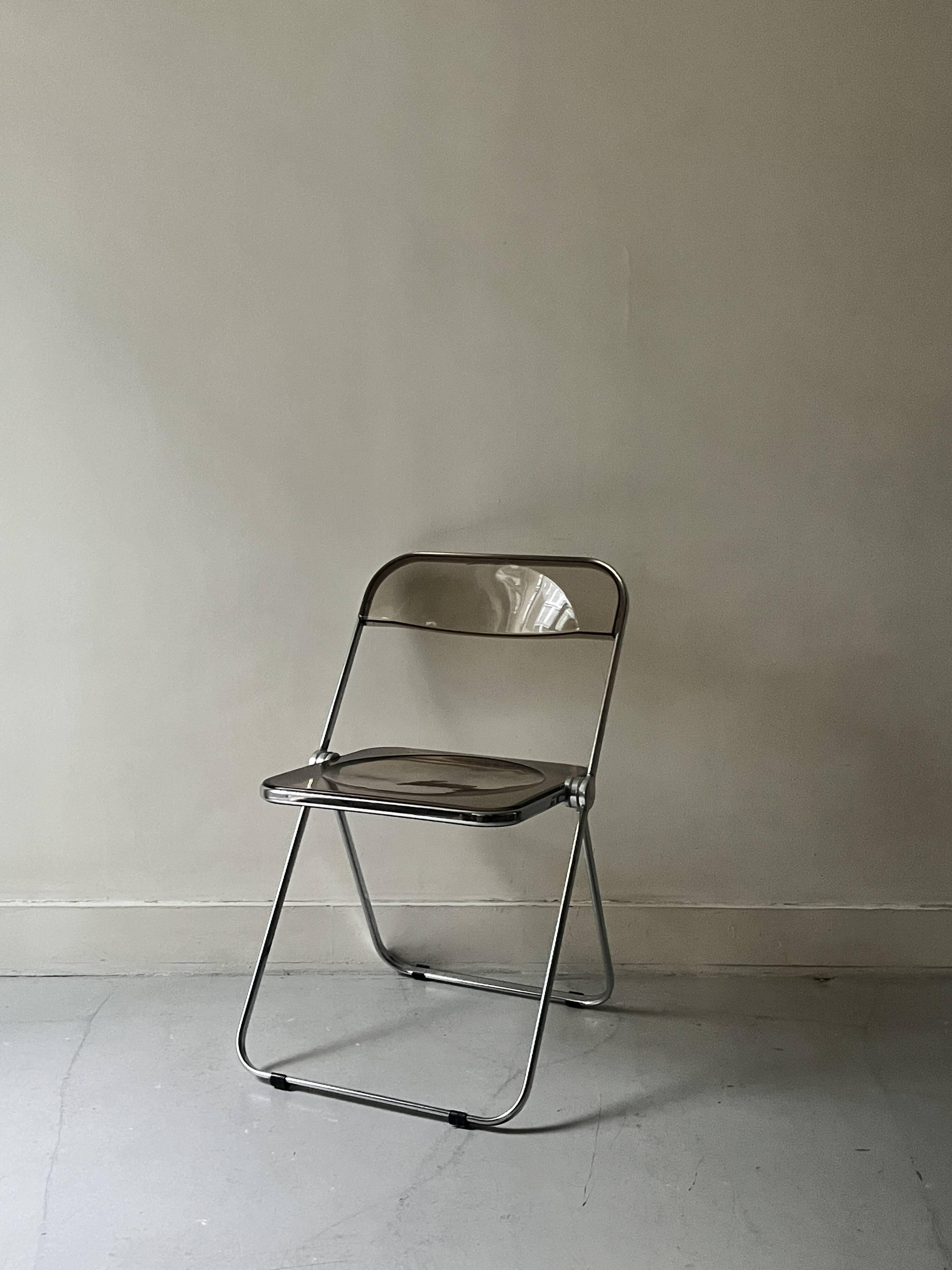 Chaise pliante en plexiglas et chrome, modele Plia de Giancarlo Piretti éd.Castelli, design 70