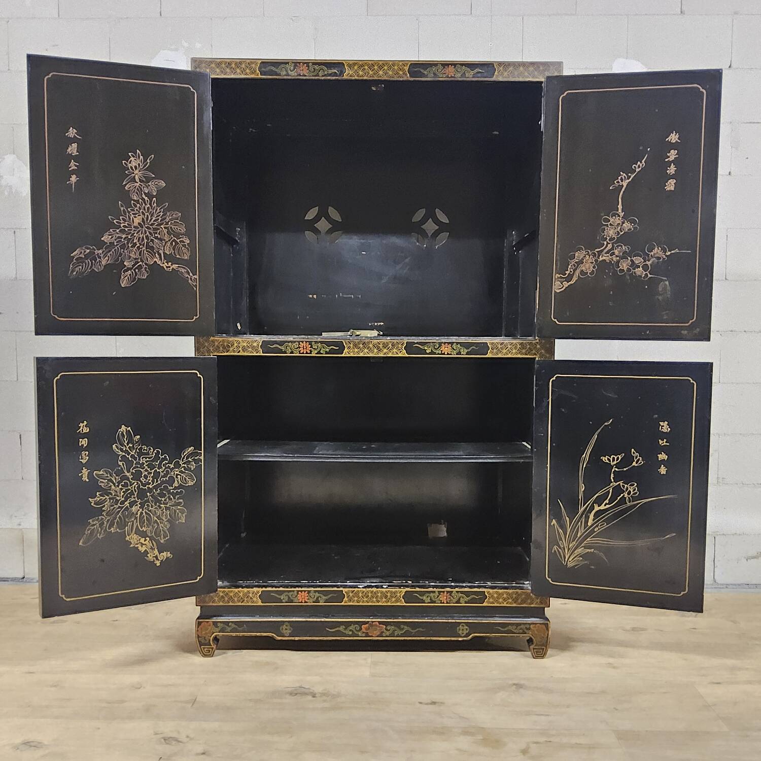 Cabinet vintage noir en laque chinoise avec fleurs et oiseaux / bohème
