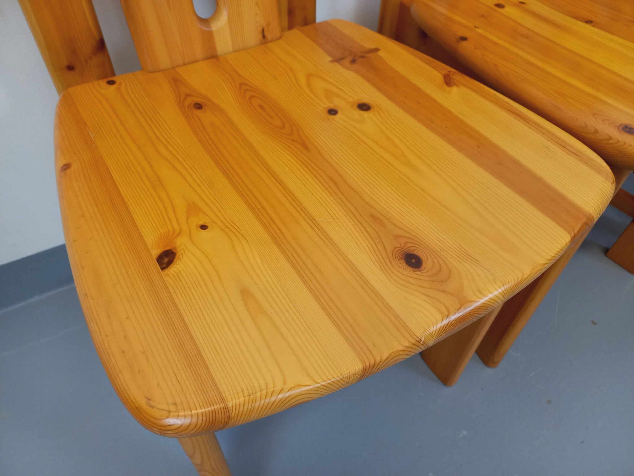 Suite de 4 chaises vintage en pin des années 70 80