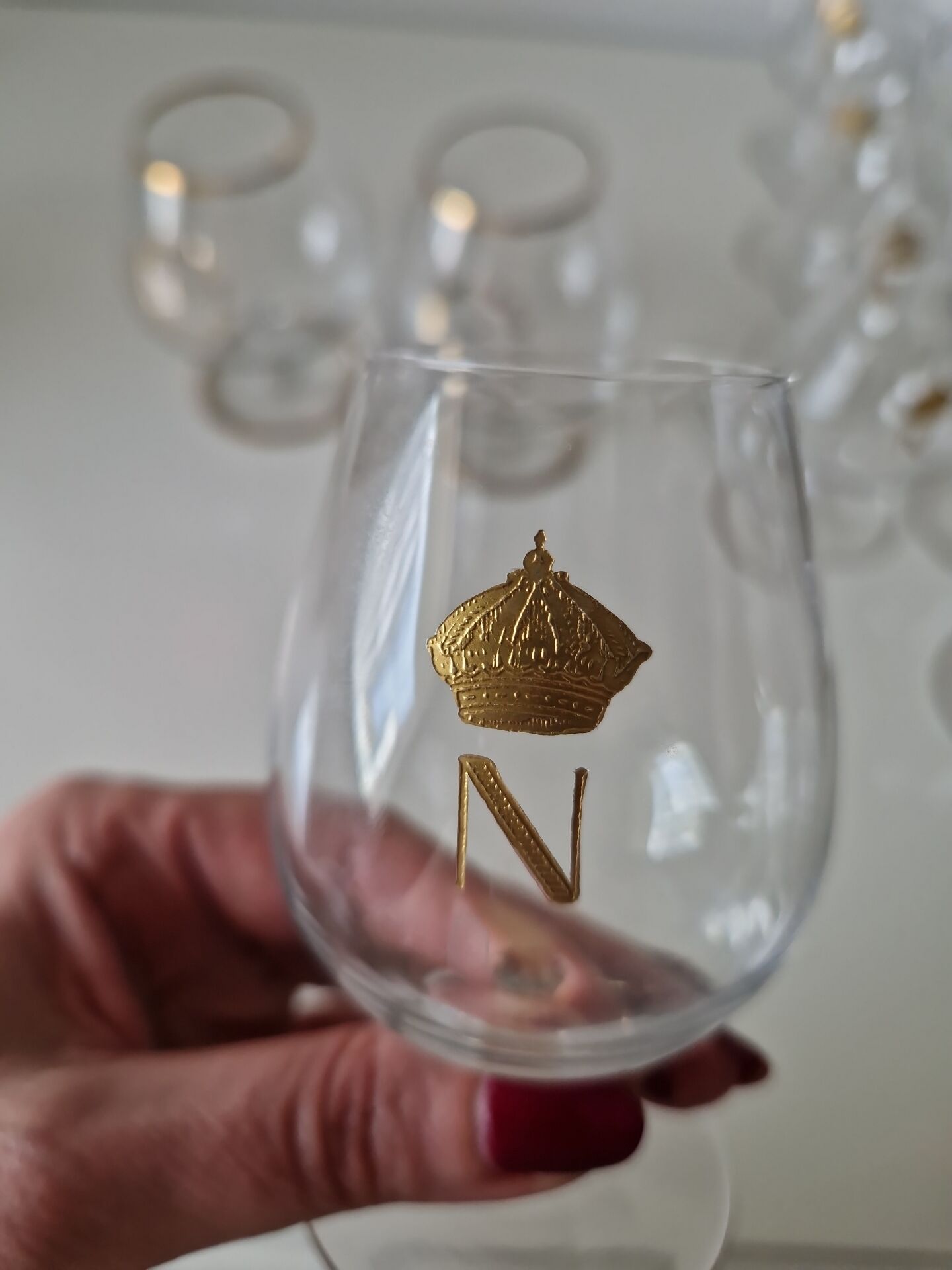 Suite de 10 verres à liqueur en cristal décor Napoléon Ier doré – cour