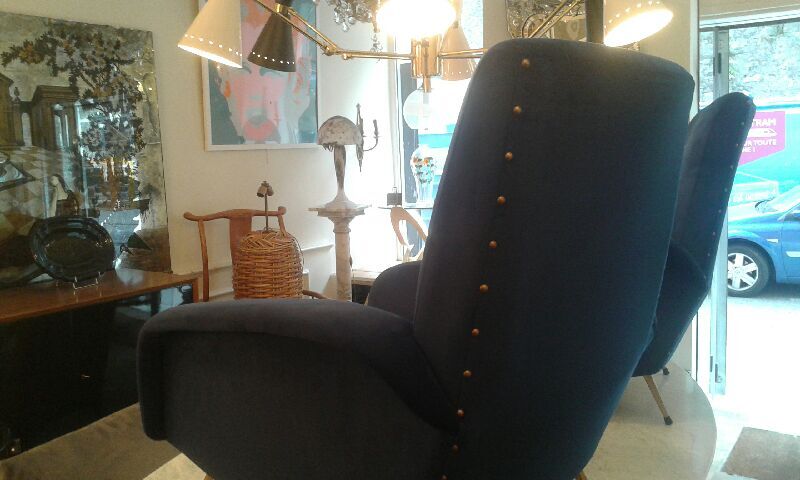 Paire de fauteuils des années 1950 en velours bleu