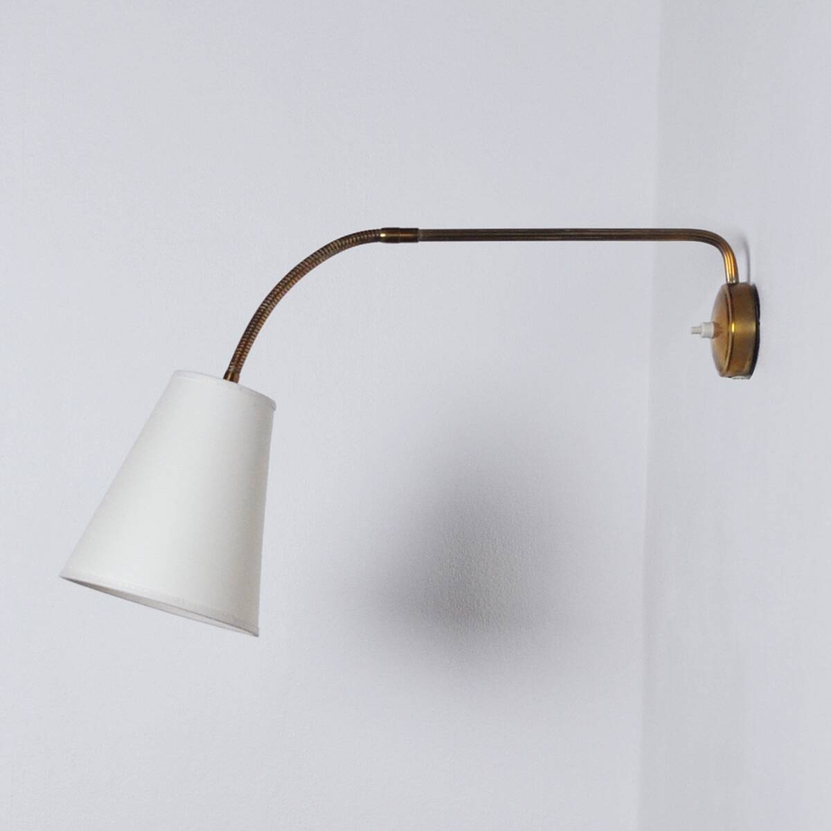 Applique murale scandinave moderne en laiton avec bras réglable