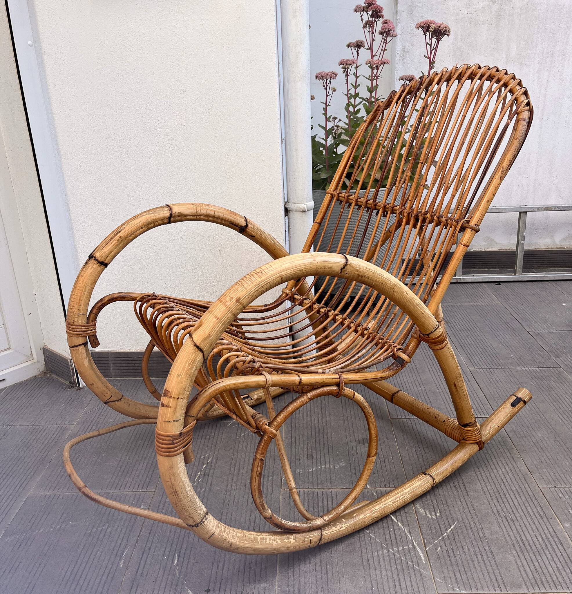 Fauteuil à bascule rocking- chair en rotin vintage adulte